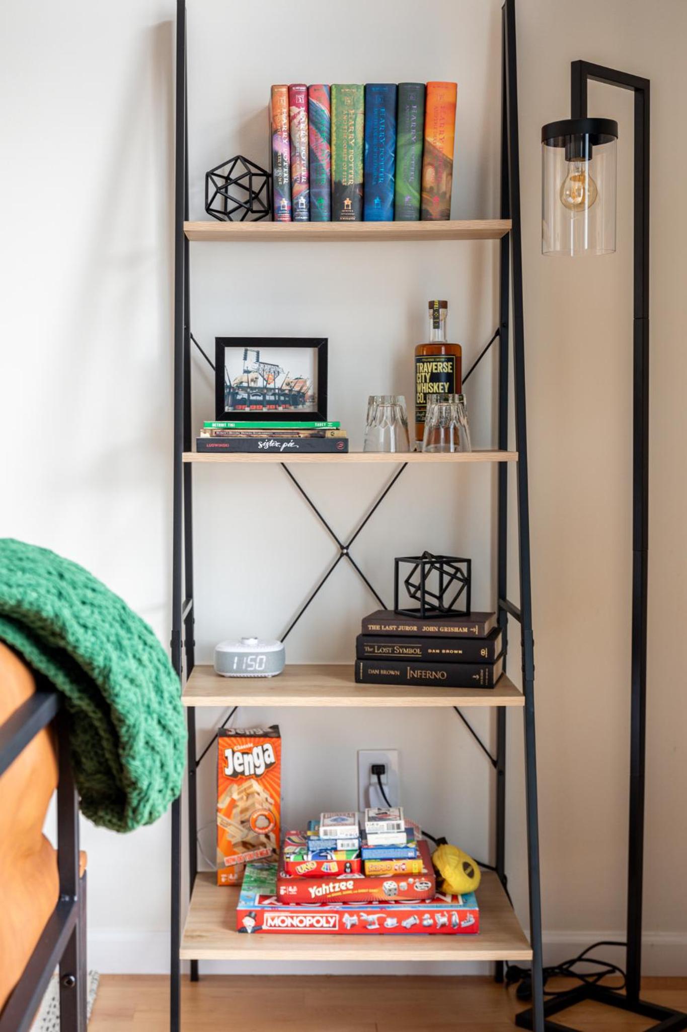 Midtown Modern - urban condo walkable to bars and beach view 3