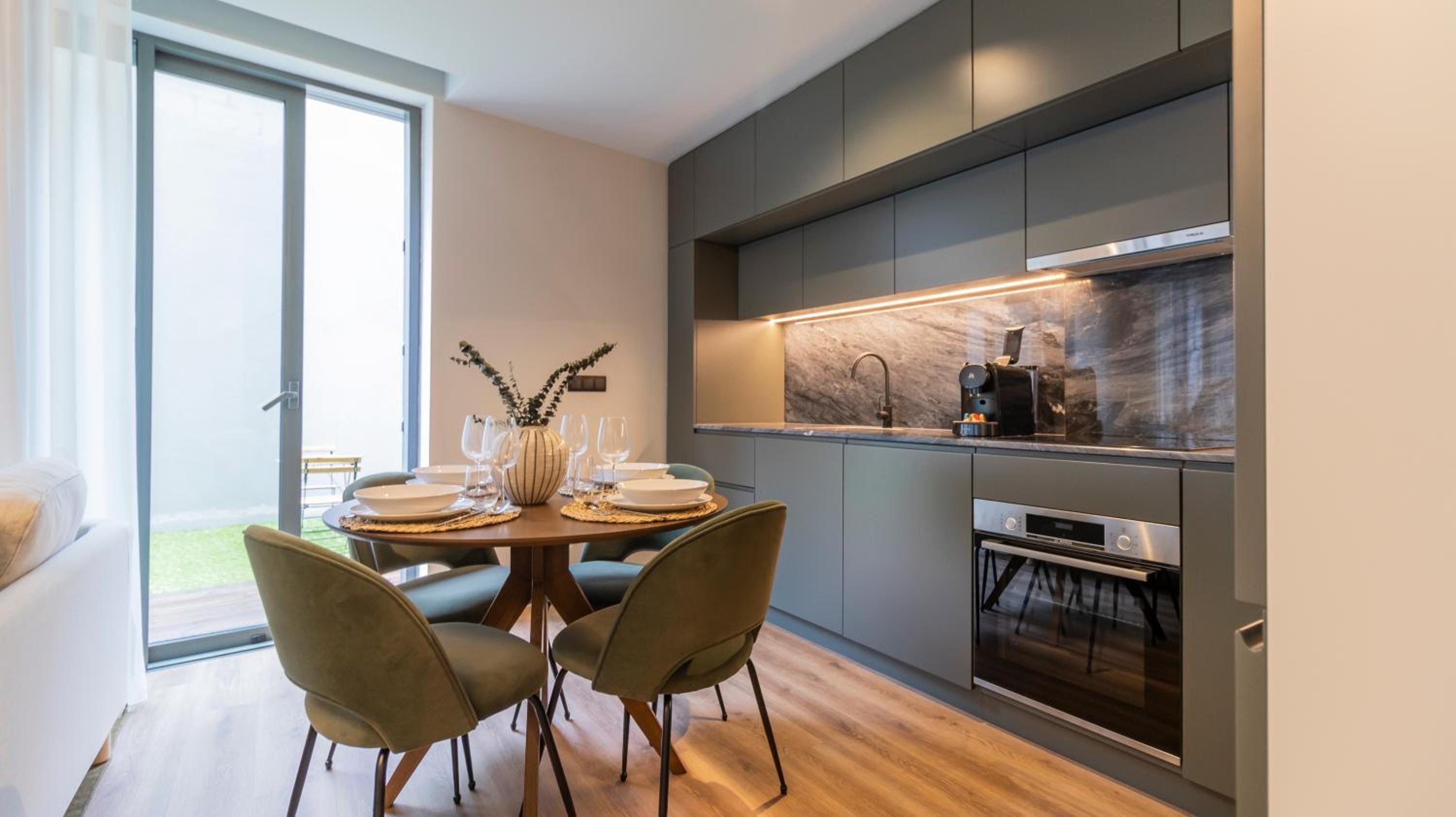 RUAH Apartments by LovelyStay