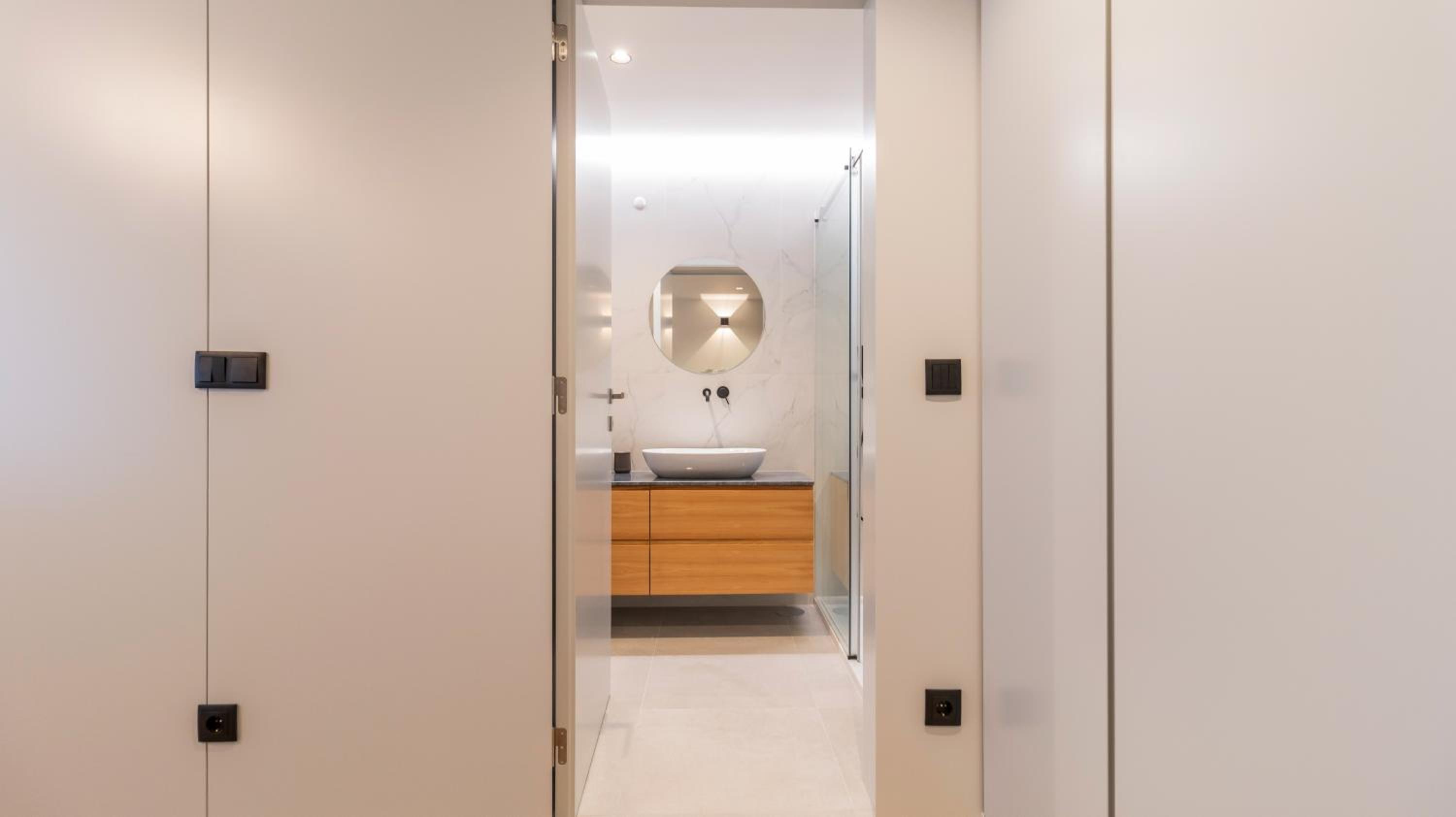 RUAH Apartments by LovelyStay