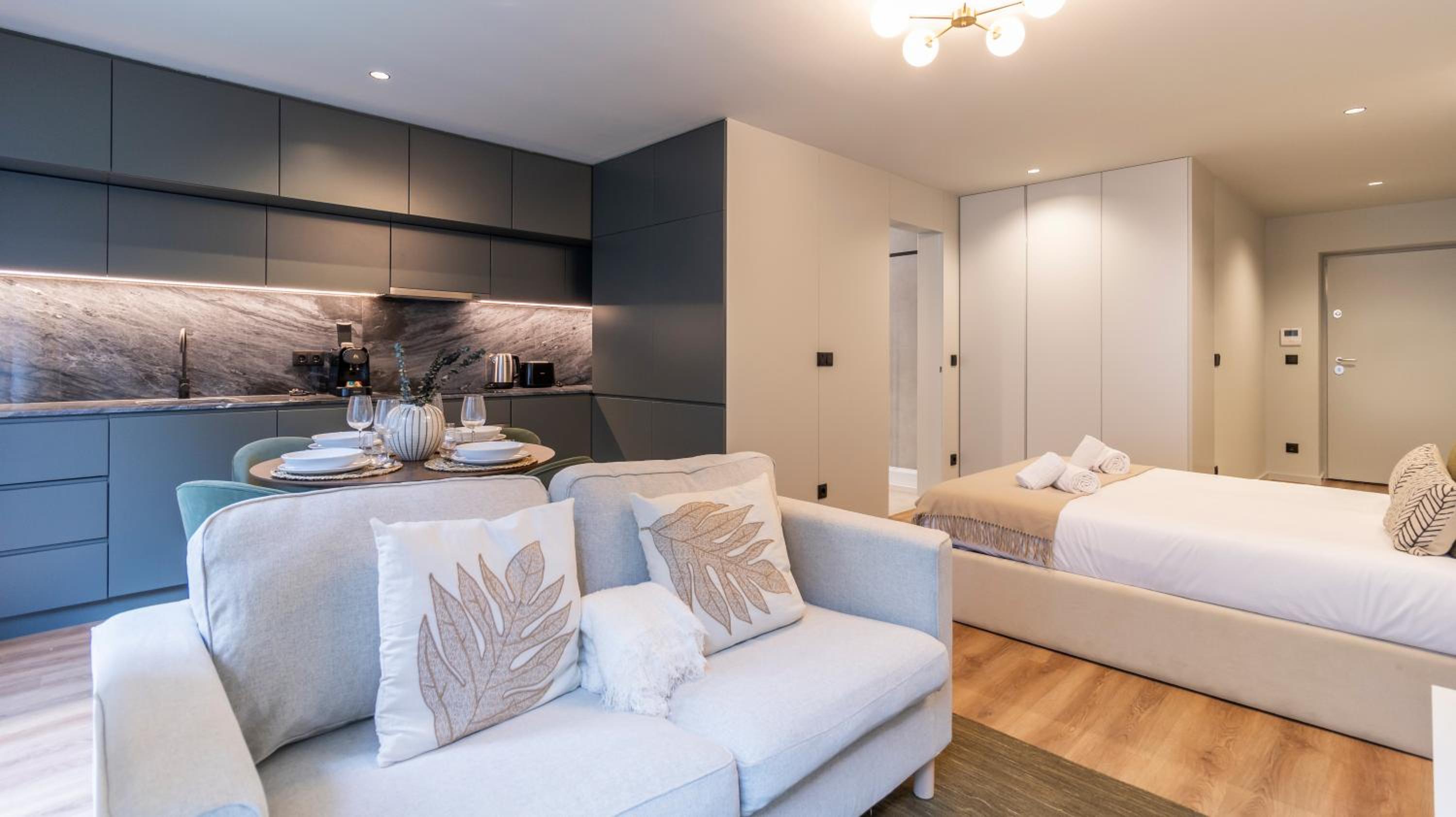 RUAH Apartments by LovelyStay