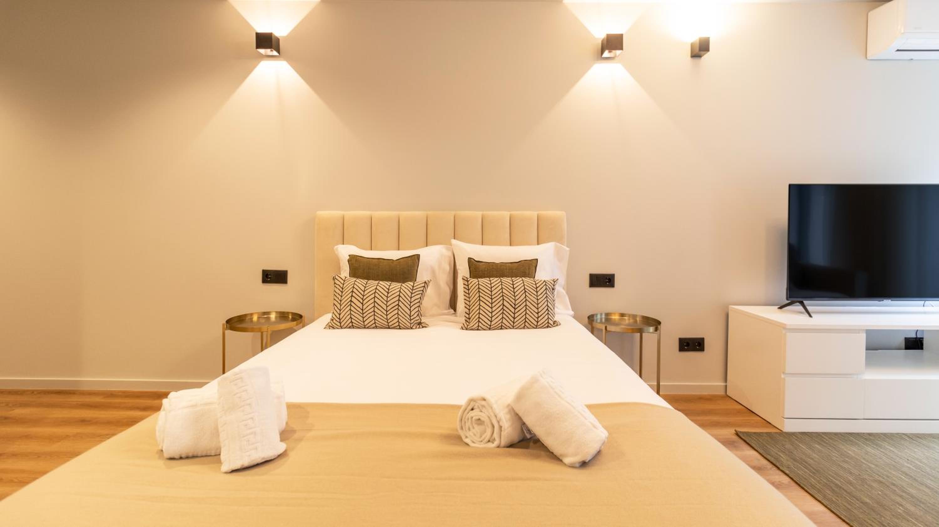 RUAH Apartments by LovelyStay