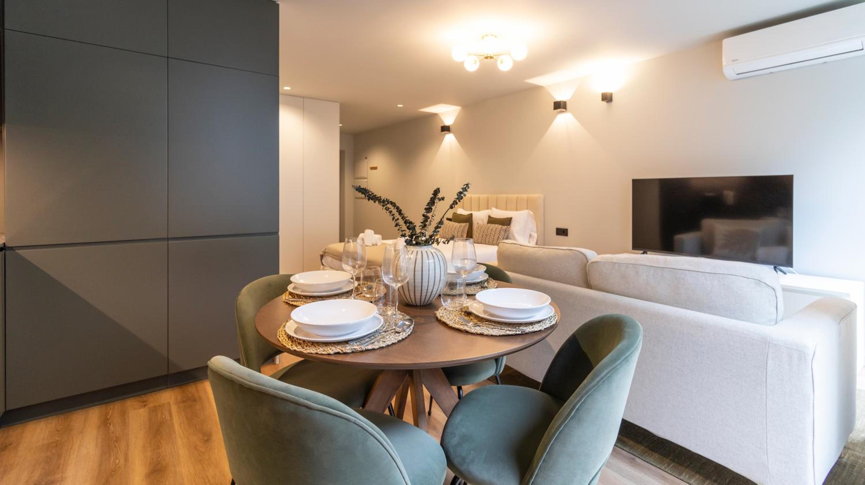RUAH Apartments by LovelyStay
