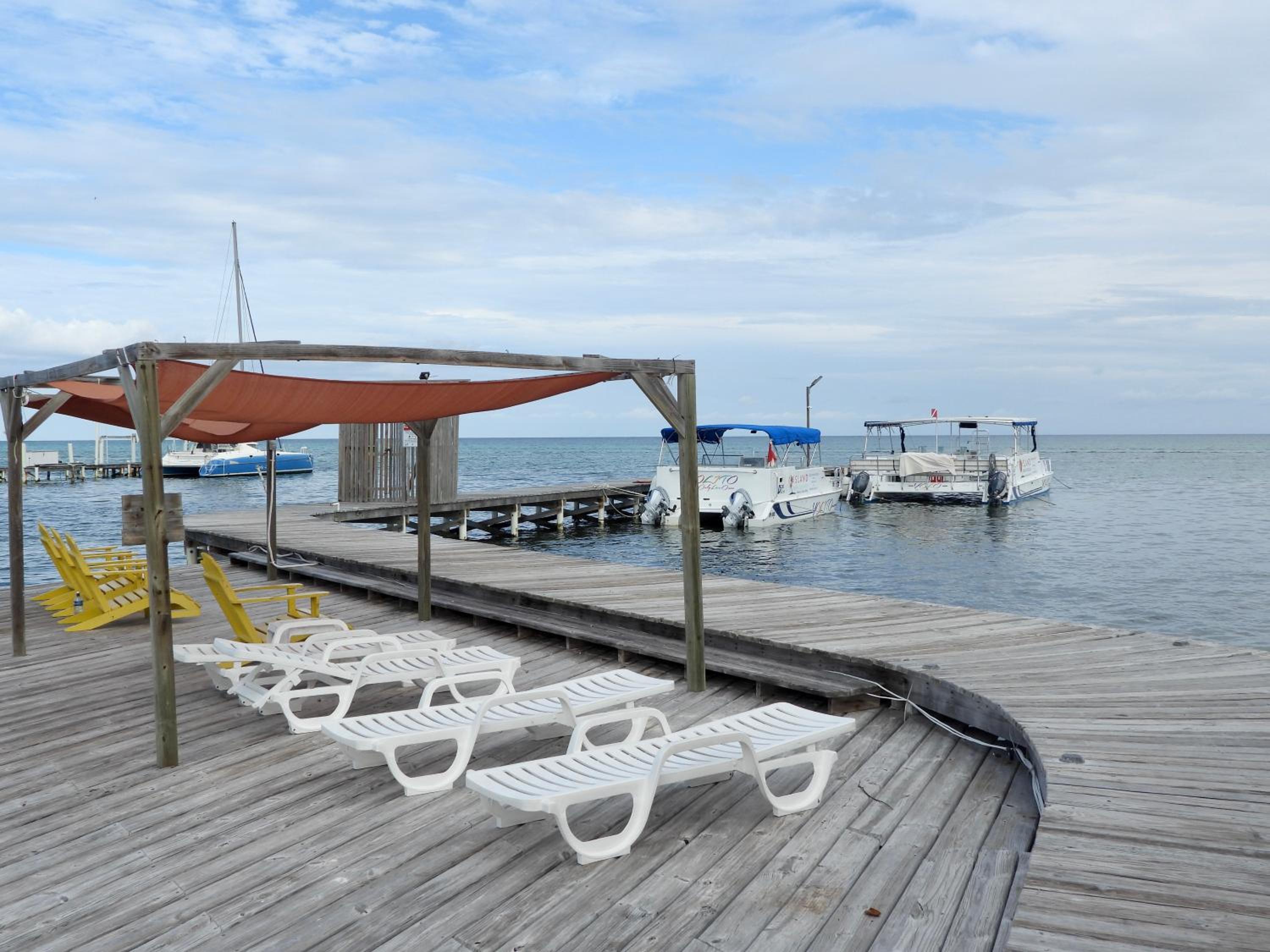Sandbar Beachfront Hotel & Hostel Restaurant