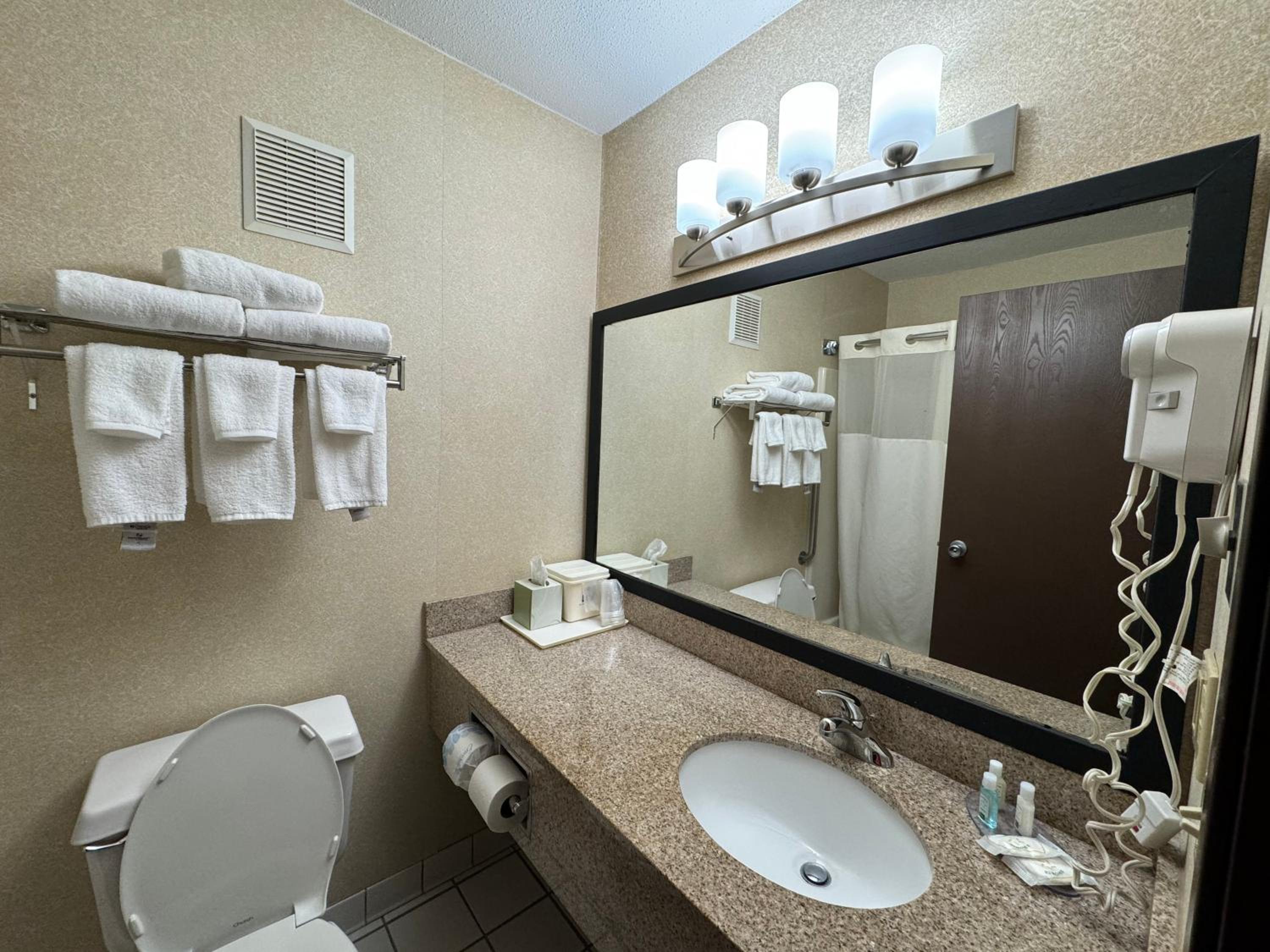 Forsyth Vacations - Quality Inn near I-72 and Hwy 51 - Property Image 1
