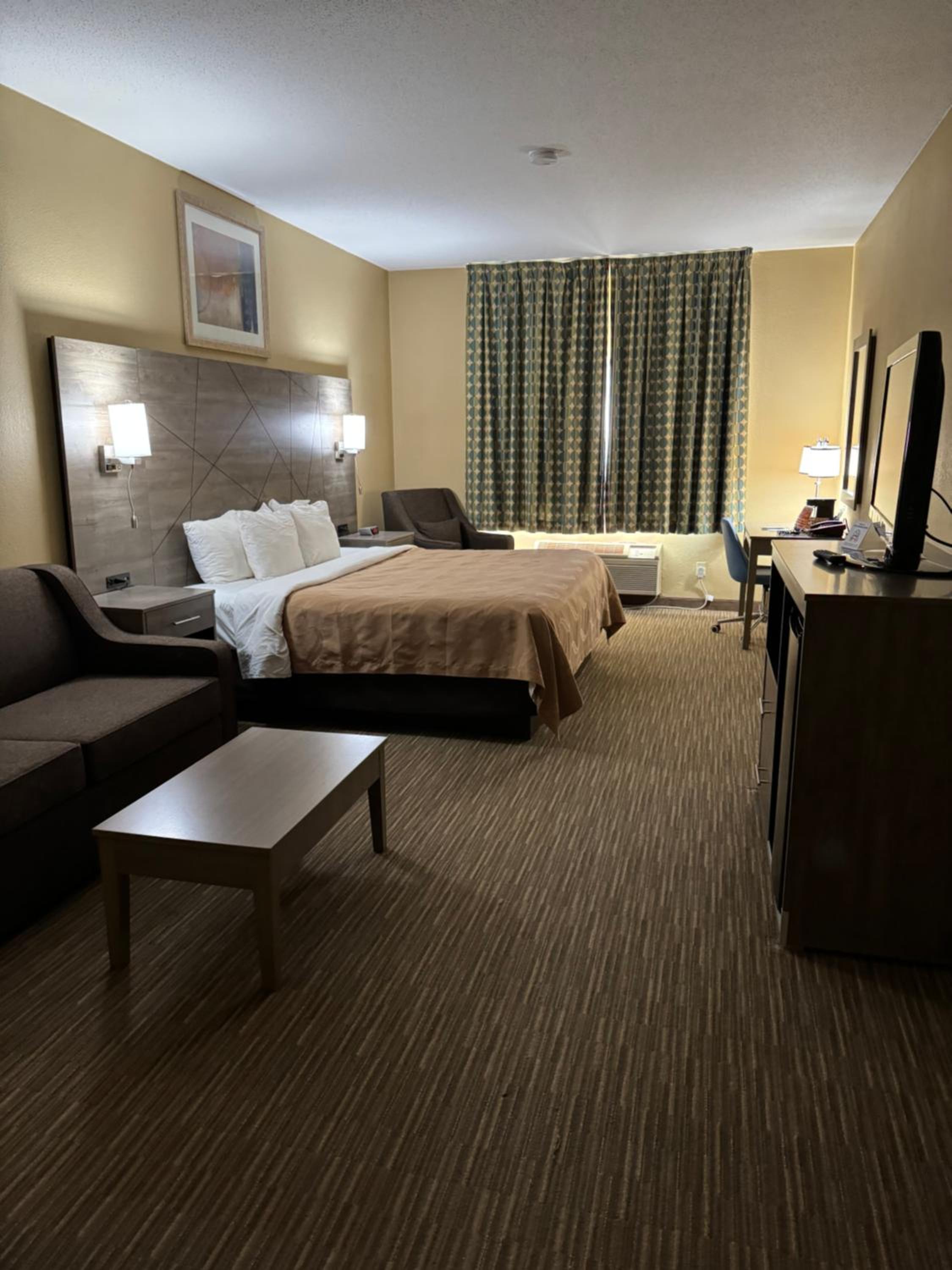Forsyth Vacations - Quality Inn near I-72 and Hwy 51 - Property Image 20