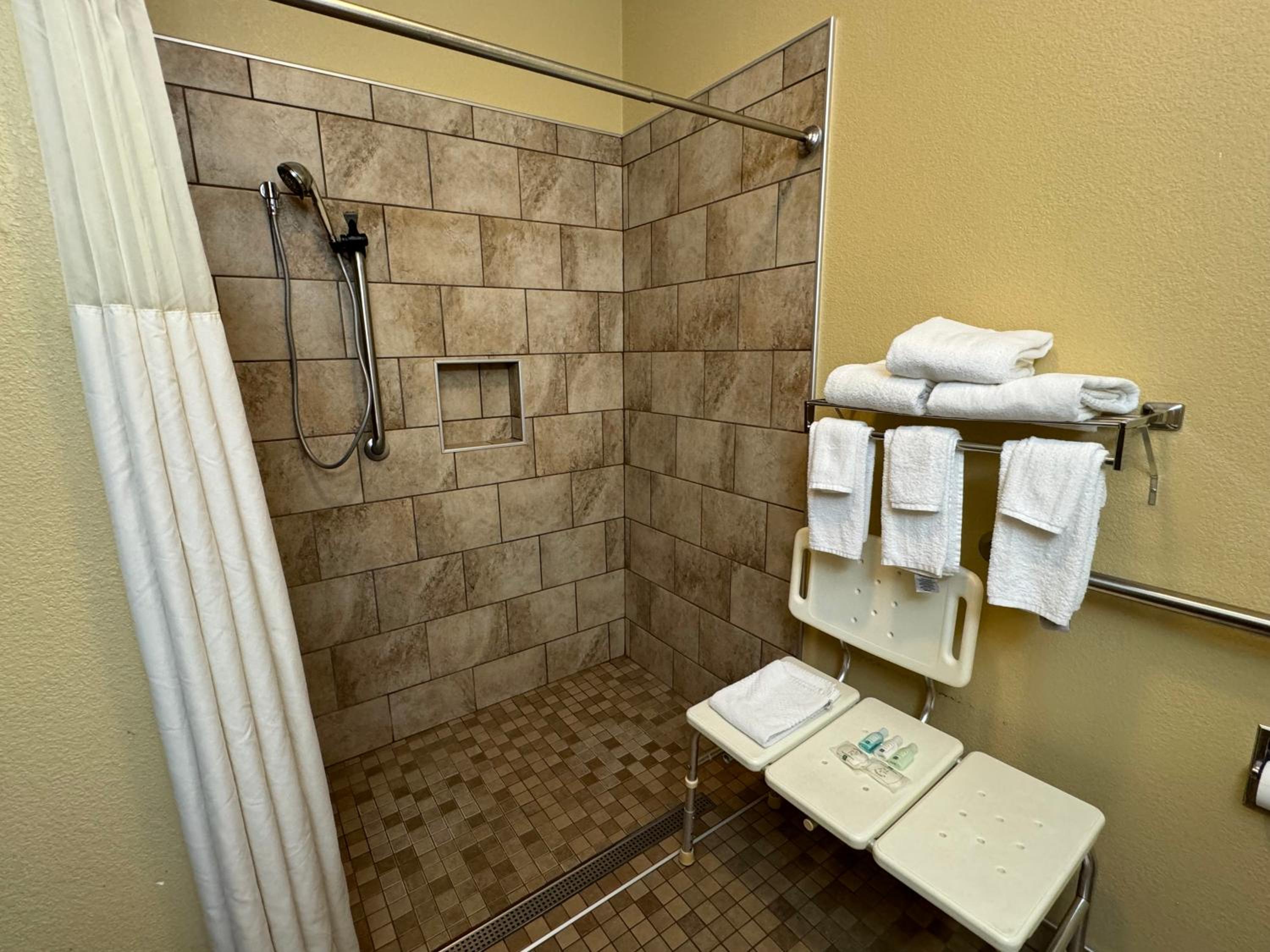Forsyth Vacations - Quality Inn near I-72 and Hwy 51 - Property Image 19