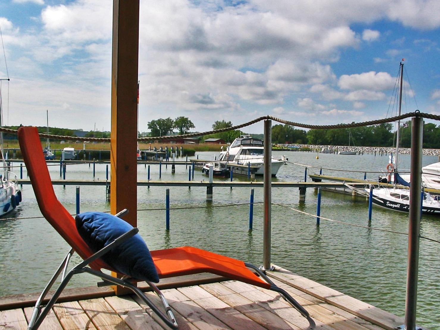 FLOATING HOUSES -