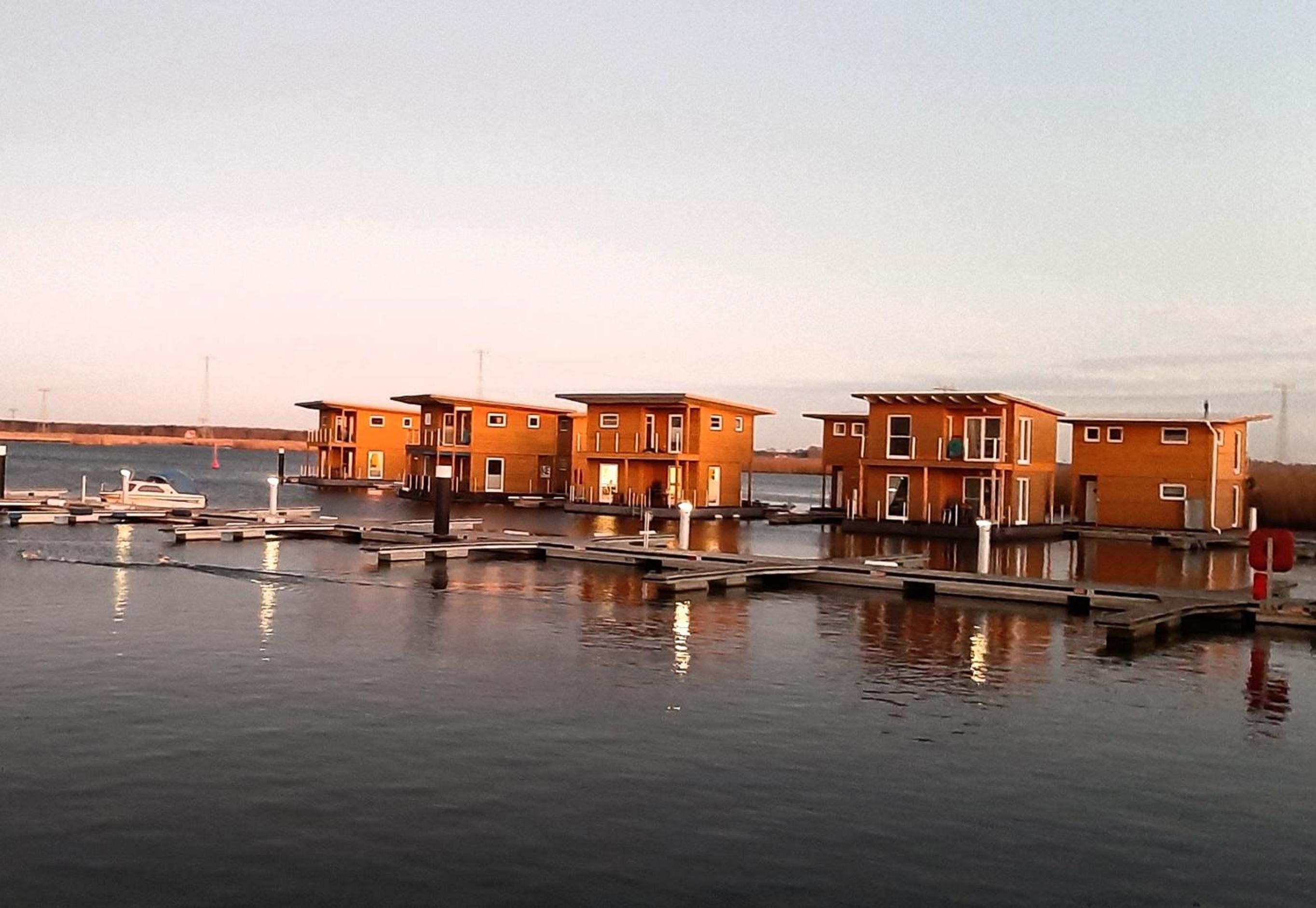 FLOATING HOUSES -
