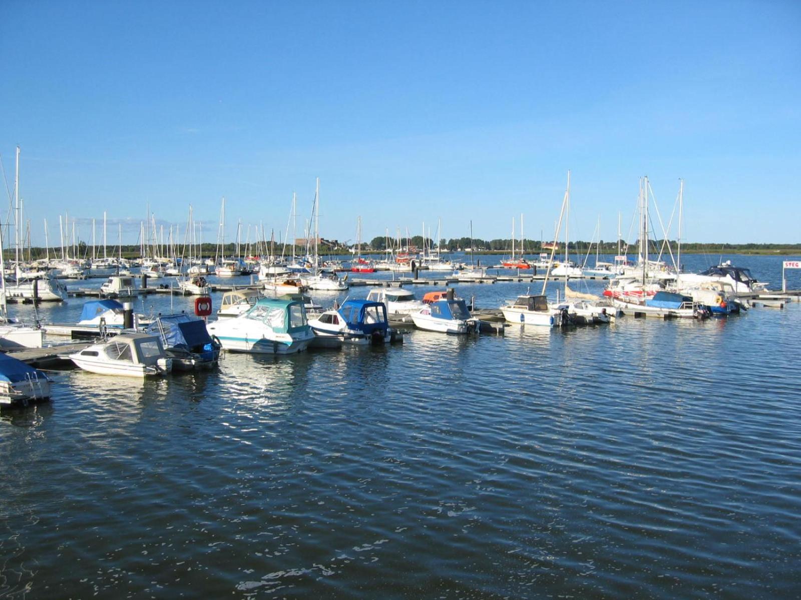 FLOATING HOUSES -