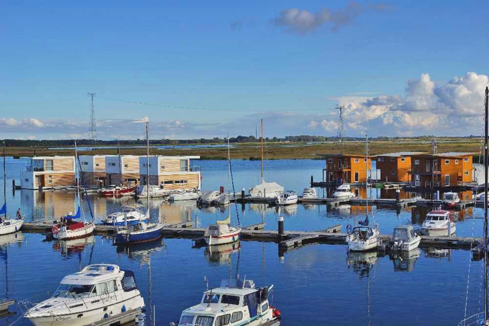 FLOATING HOUSES -