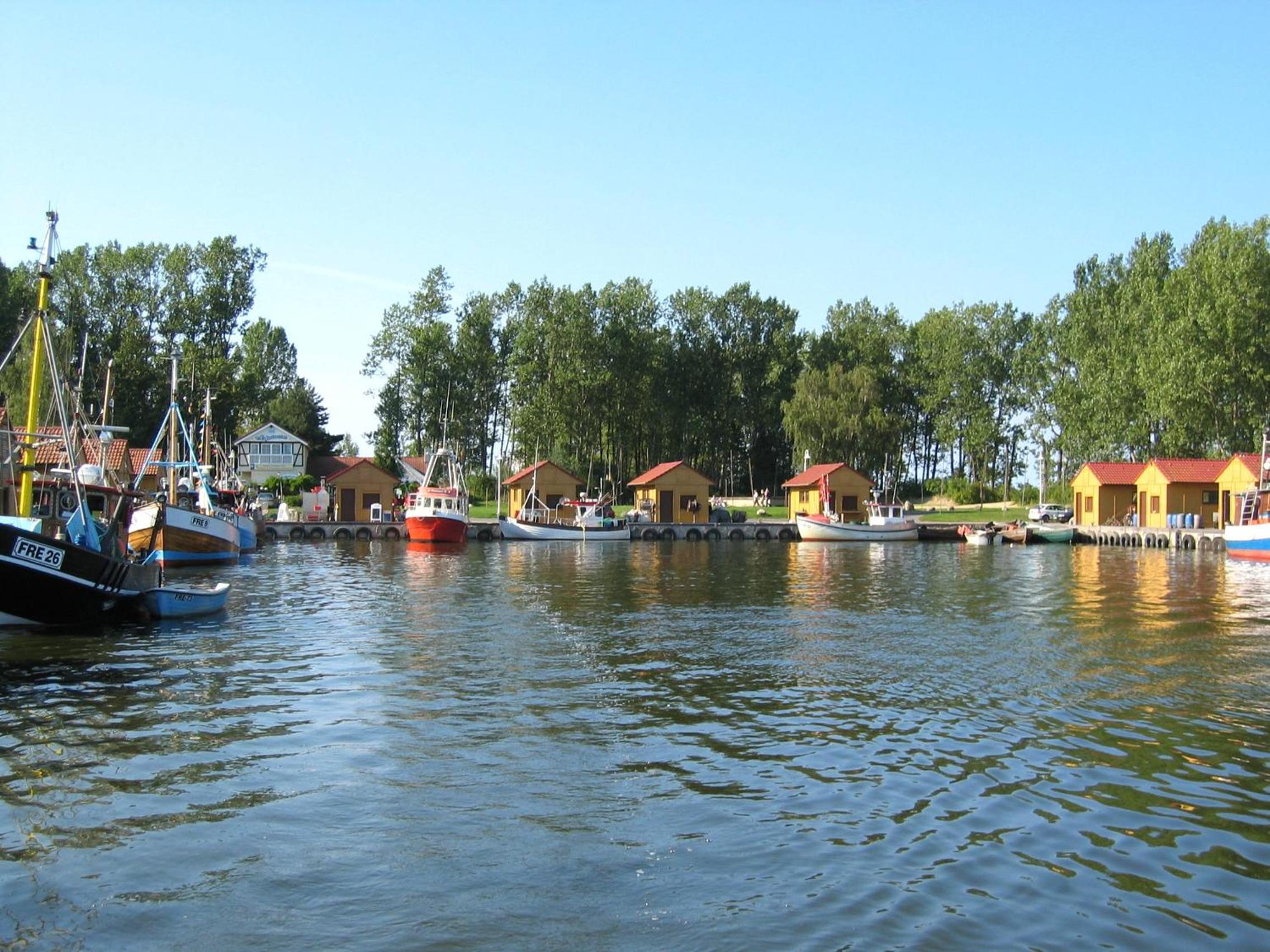 FLOATING HOUSES -