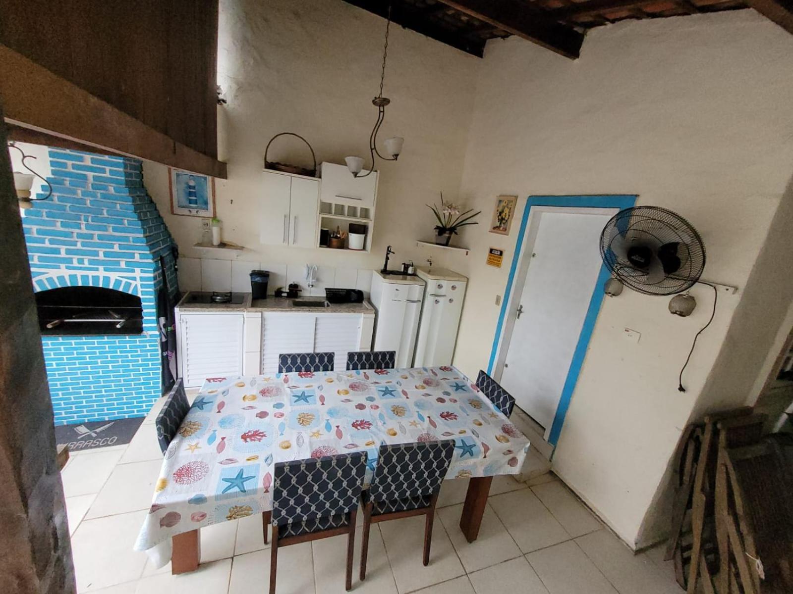 Casa de praia, amplo espaço com 3 dormitórios sendo duas Suítes e mais um banheiro multiuso. Casa pertinho da Praia, situada a 200 metros da linda e tranqu