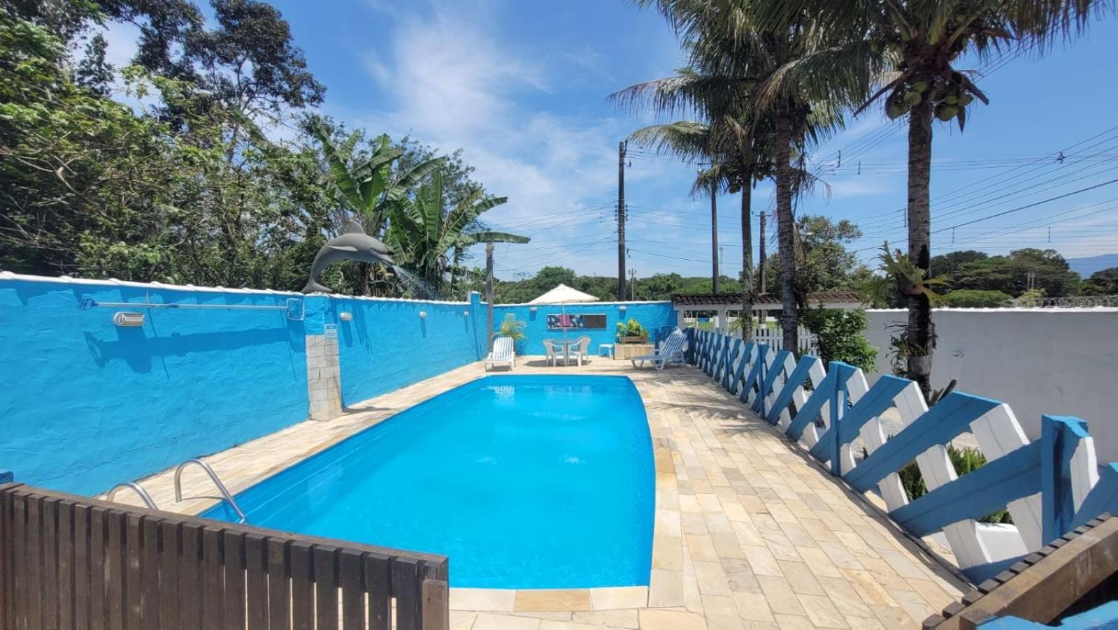 Casa de praia, amplo espaço com 3 dormitórios sendo duas Suítes e mais um banheiro multiuso. Casa pertinho da Praia, situada a 200 metros da linda e tranqu