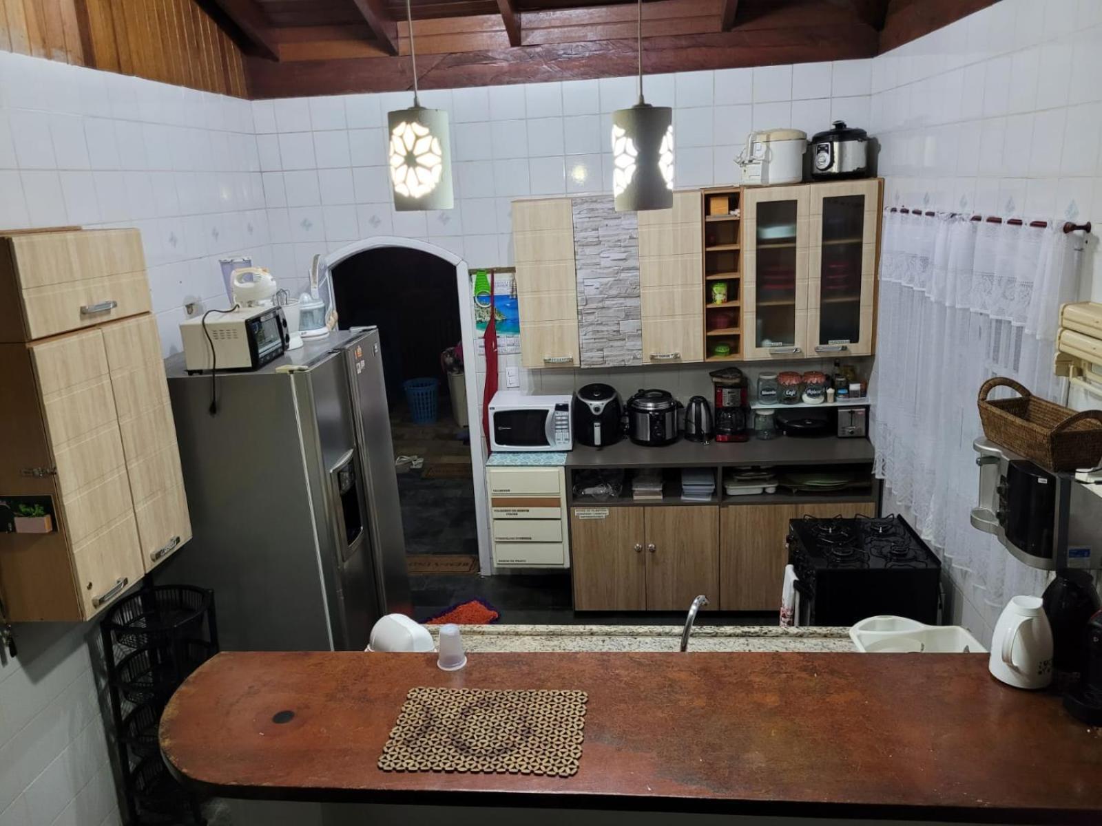 Casa de praia, amplo espaço com 3 dormitórios sendo duas Suítes e mais um banheiro multiuso. Casa pertinho da Praia, situada a 200 metros da linda e tranqu