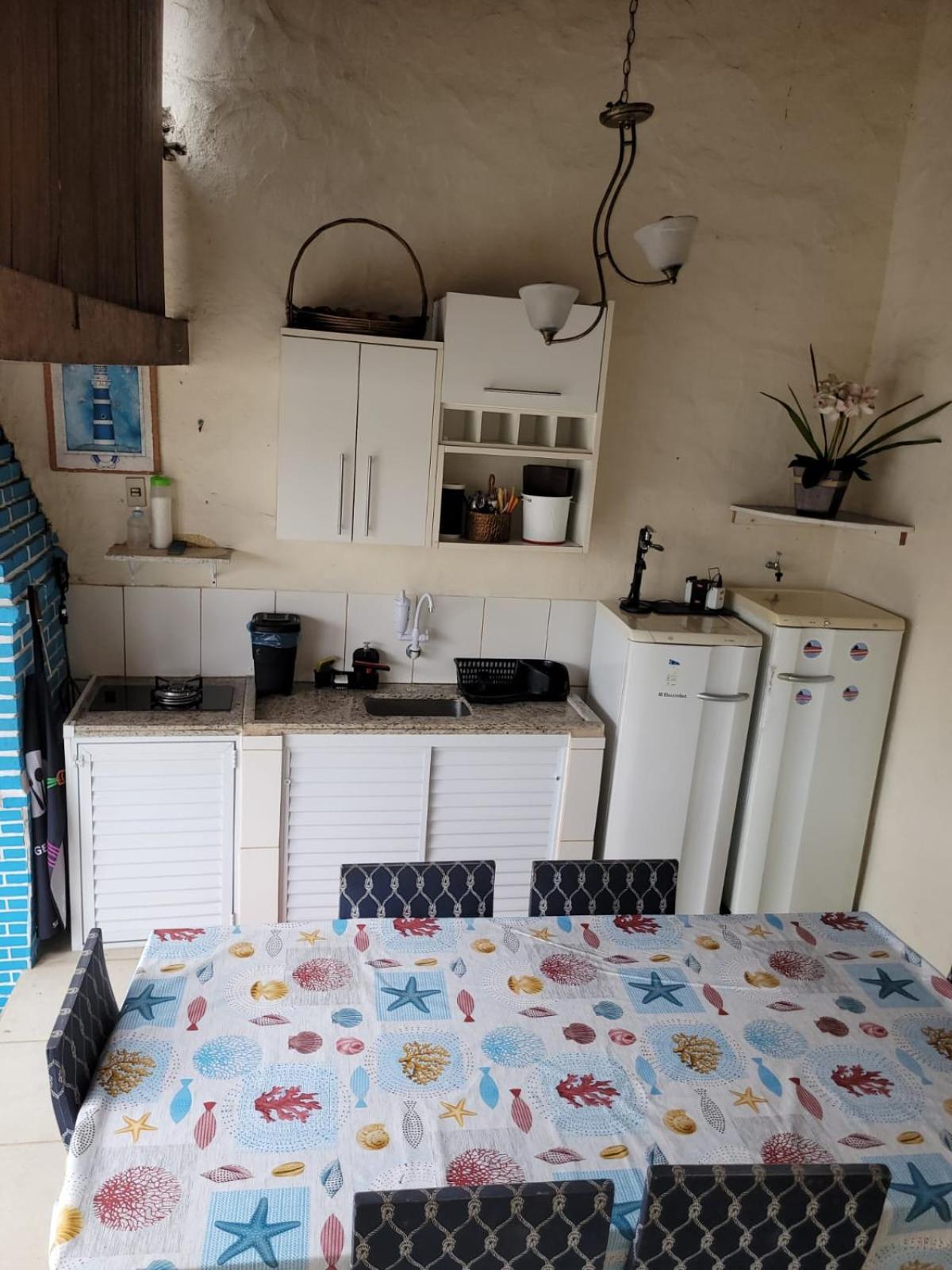 Casa de praia, amplo espaço com 3 dormitórios sendo duas Suítes e mais um banheiro multiuso. Casa pertinho da Praia, situada a 200 metros da linda e tranqu