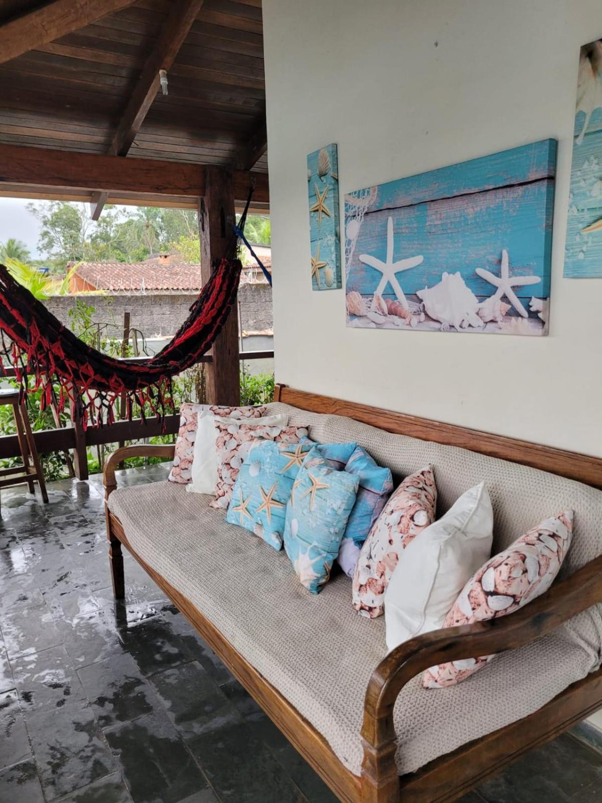 Casa de praia, amplo espaço com 3 dormitórios sendo duas Suítes e mais um banheiro multiuso. Casa pertinho da Praia, situada a 200 metros da linda e tranqu