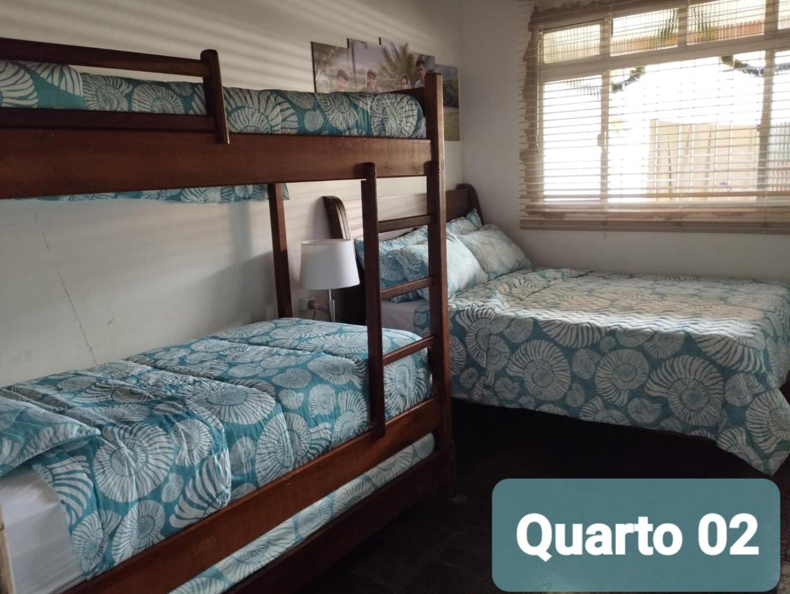 Casa de praia, amplo espaço com 3 dormitórios sendo duas Suítes e mais um banheiro multiuso. Casa pertinho da Praia, situada a 200 metros da linda e tranqu
