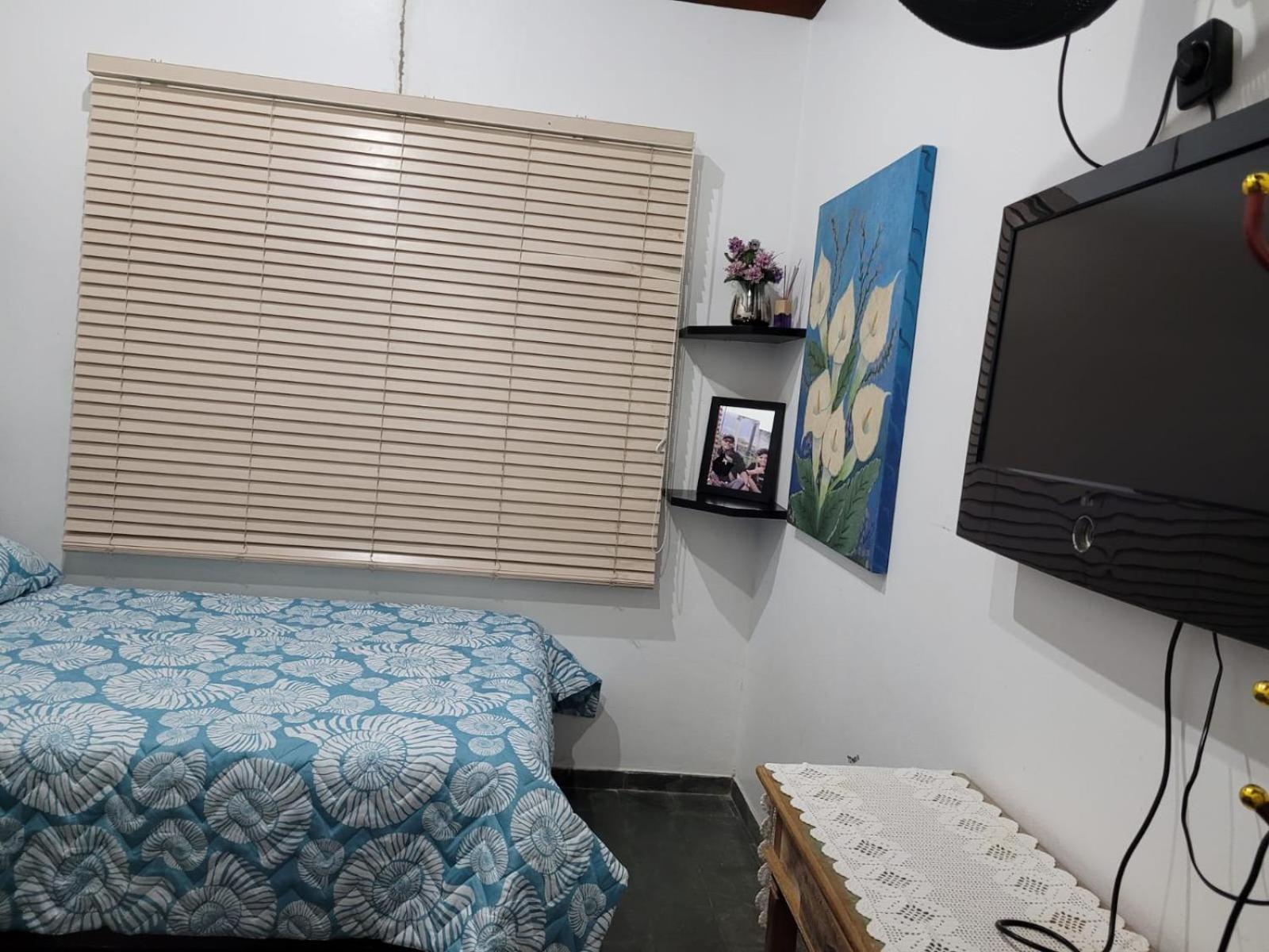 Casa de praia, amplo espaço com 3 dormitórios sendo duas Suítes e mais um banheiro multiuso. Casa pertinho da Praia, situada a 200 metros da linda e tranqu