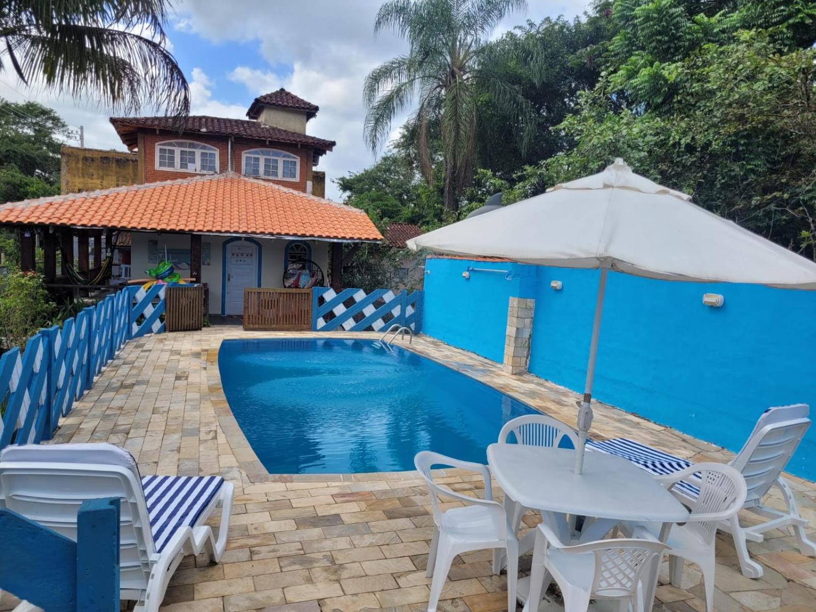 Casa de praia, amplo espaço com 3 dormitórios sendo duas Suítes e mais um banheiro multiuso. Casa pertinho da Praia, situada a 200 metros da linda e tranqu