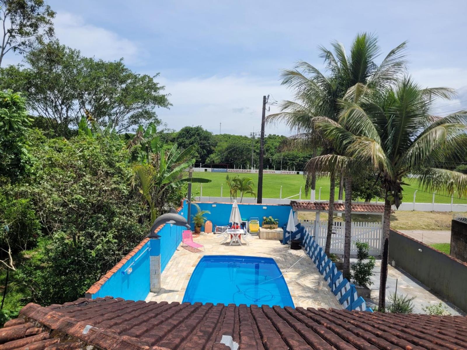 Casa de praia, amplo espaço com 3 dormitórios sendo duas Suítes e mais um banheiro multiuso. Casa pertinho da Praia, situada a 200 metros da linda e tranqu