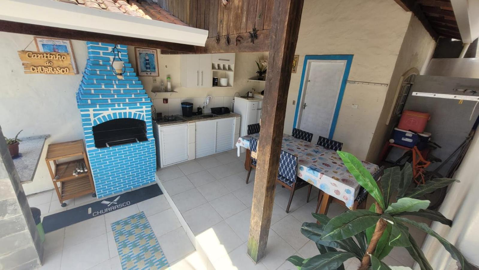 Casa de praia, amplo espaço com 3 dormitórios sendo duas Suítes e mais um banheiro multiuso. Casa pertinho da Praia, situada a 200 metros da linda e tranqu