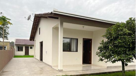 Com piscina. Casa para família.
