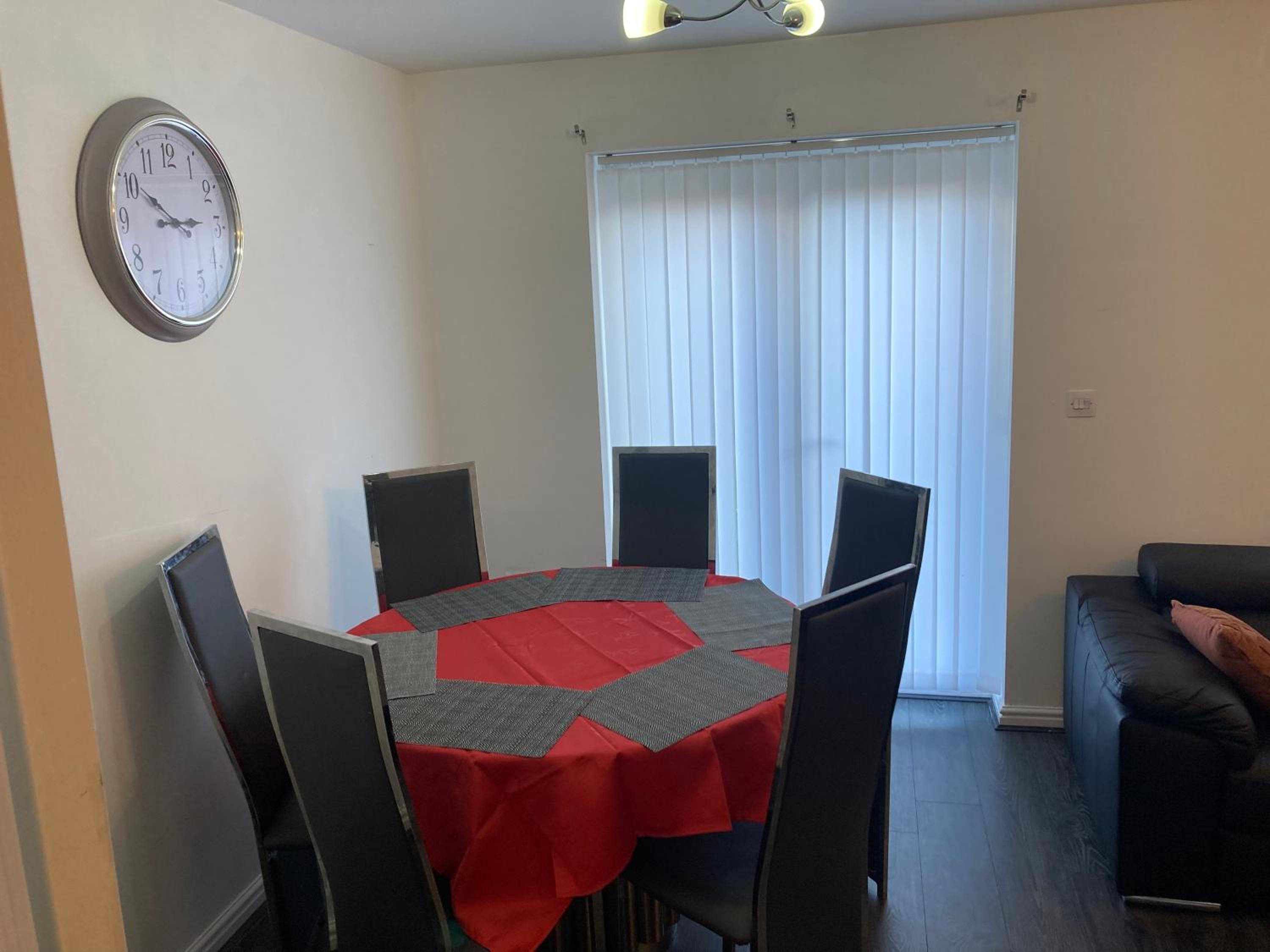 Spacious 4 Bed House, Sleep 8 Short & Long Stay, Free Parking ,5min Drive from Man City Stadium