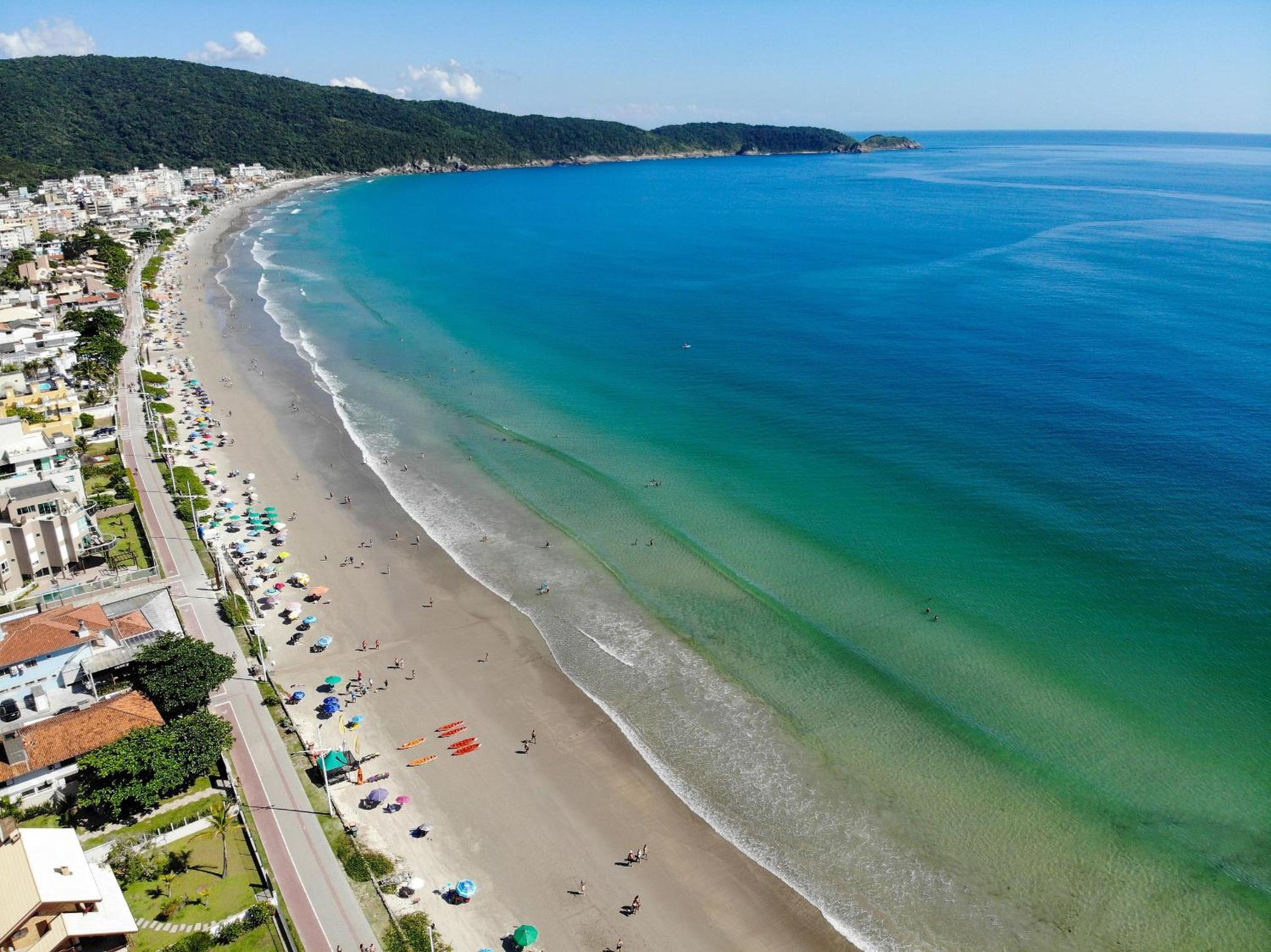 Apto NOVO, com piscina, 250m da praia