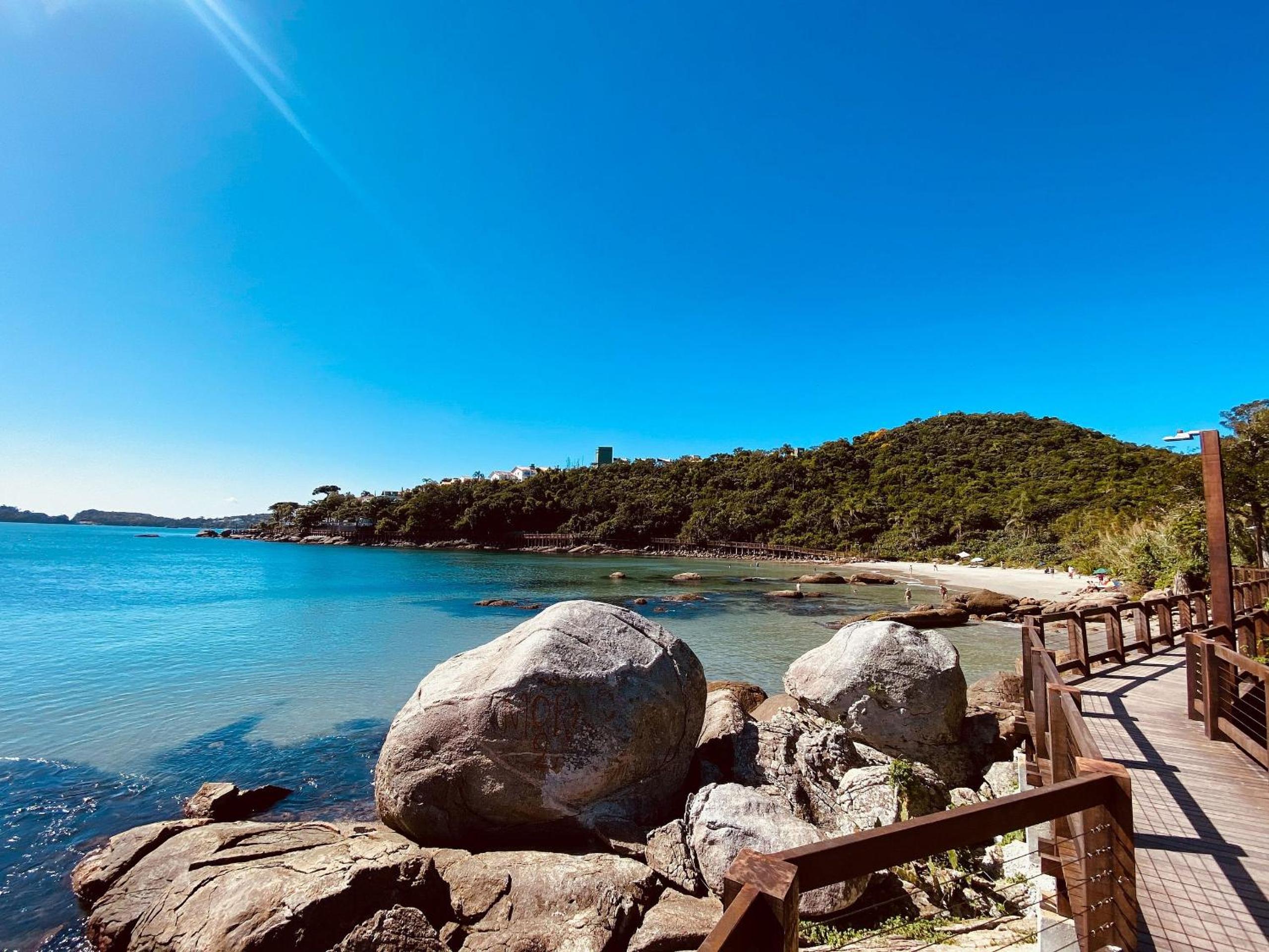 Apto NOVO, com piscina, 250m da praia