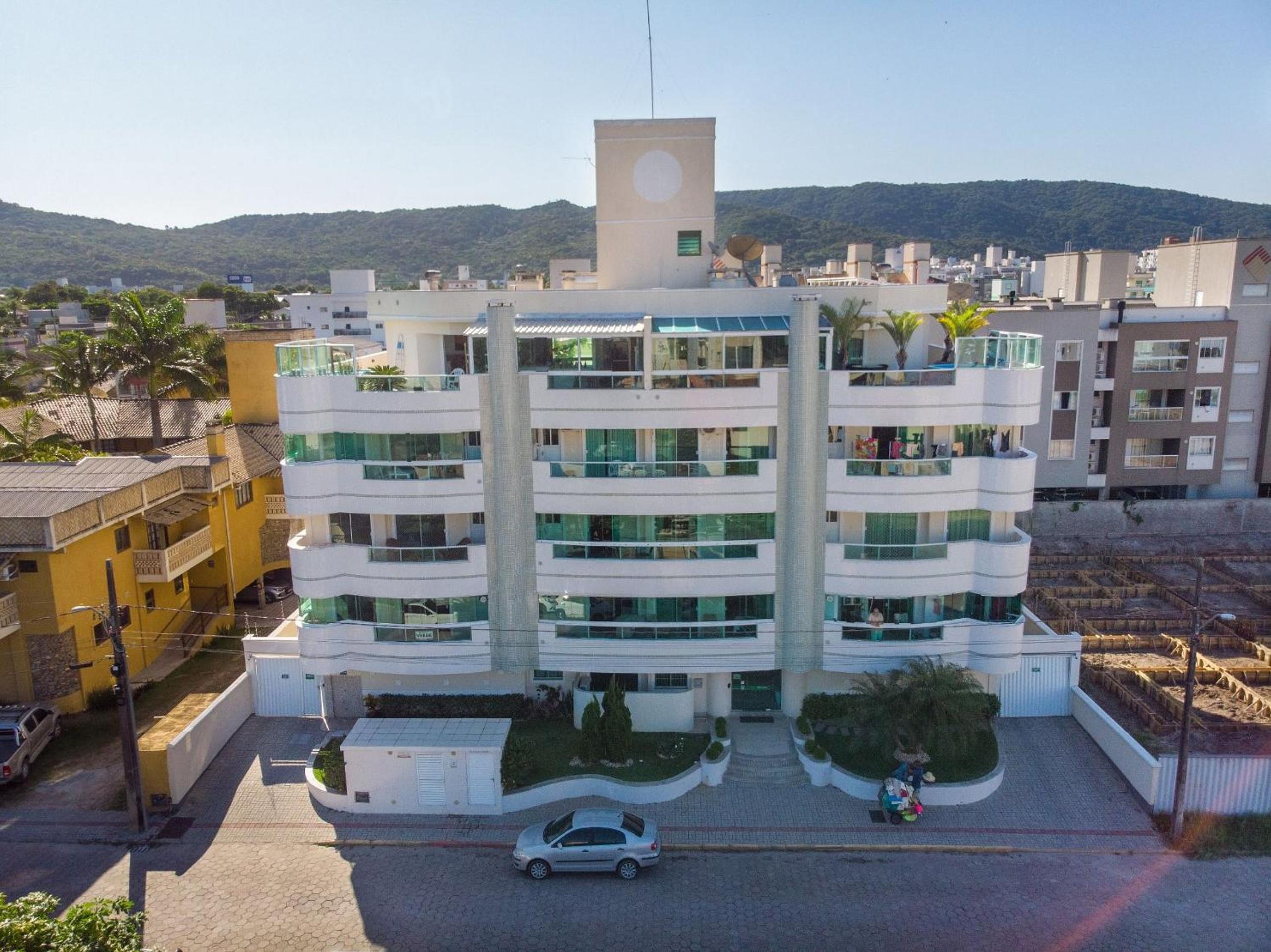 Apto na praia de Bombas, ótima localização