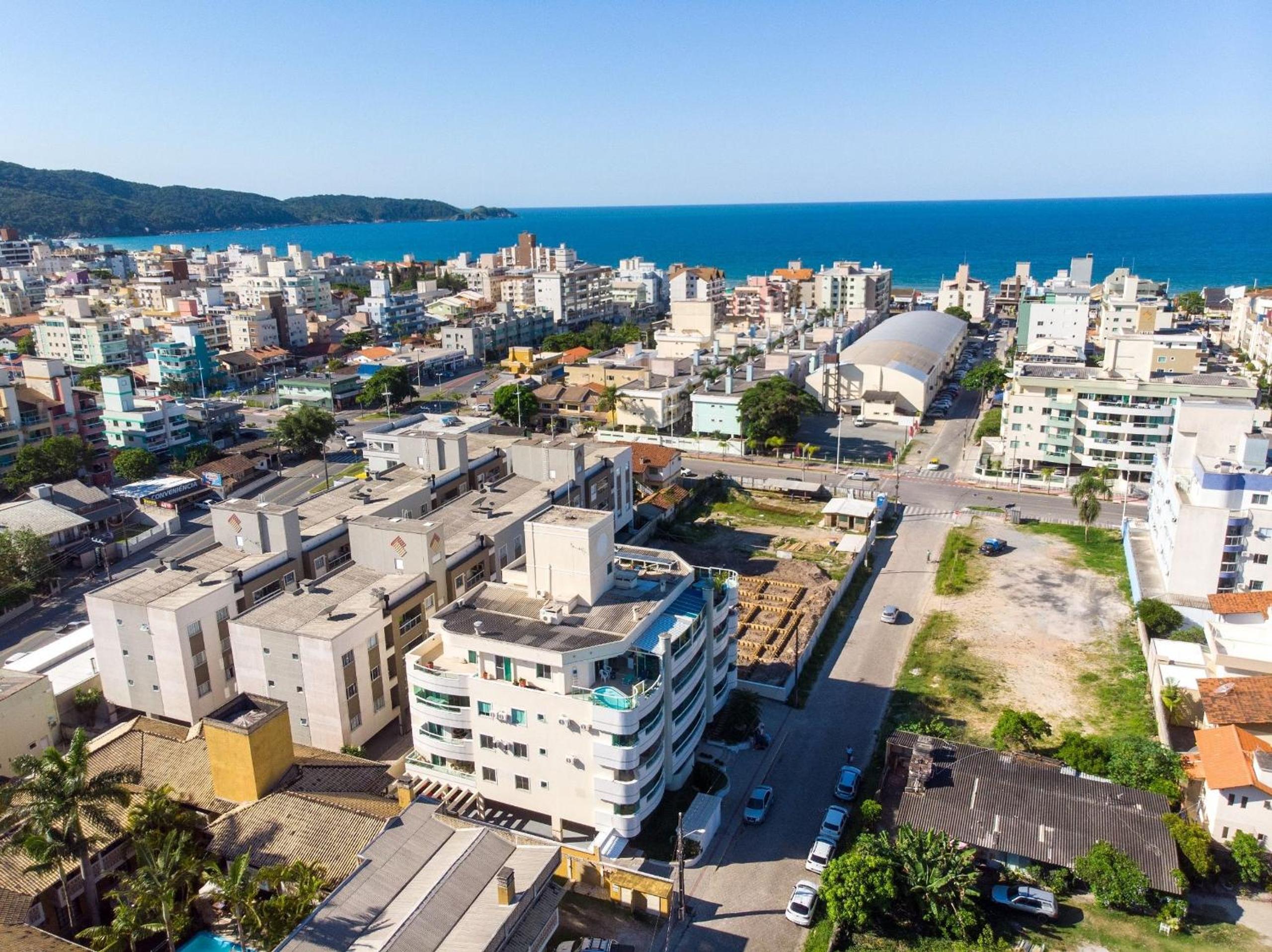 Apto na praia de Bombas, ótima localização