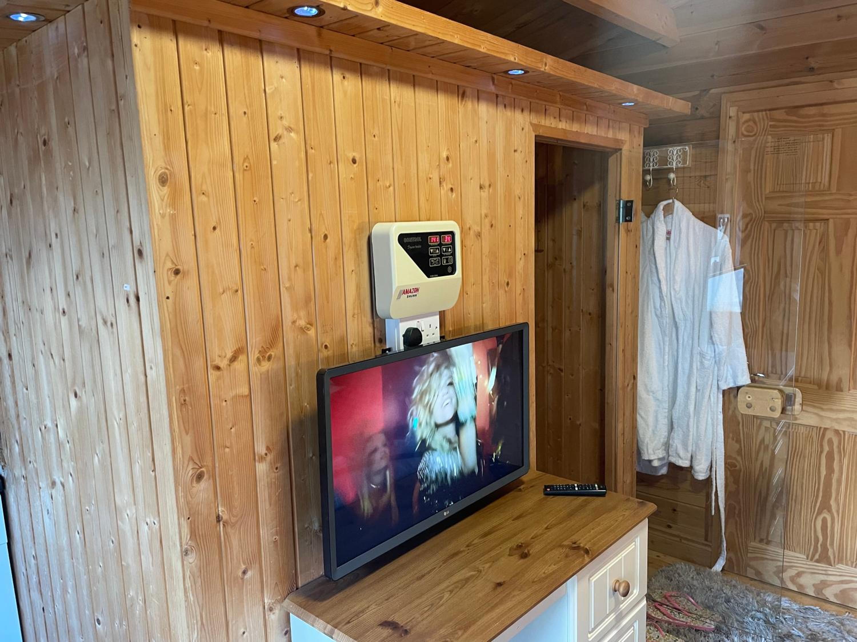 Chalet Superking bed Free Sauna hot tub Wifi Netflix Parking