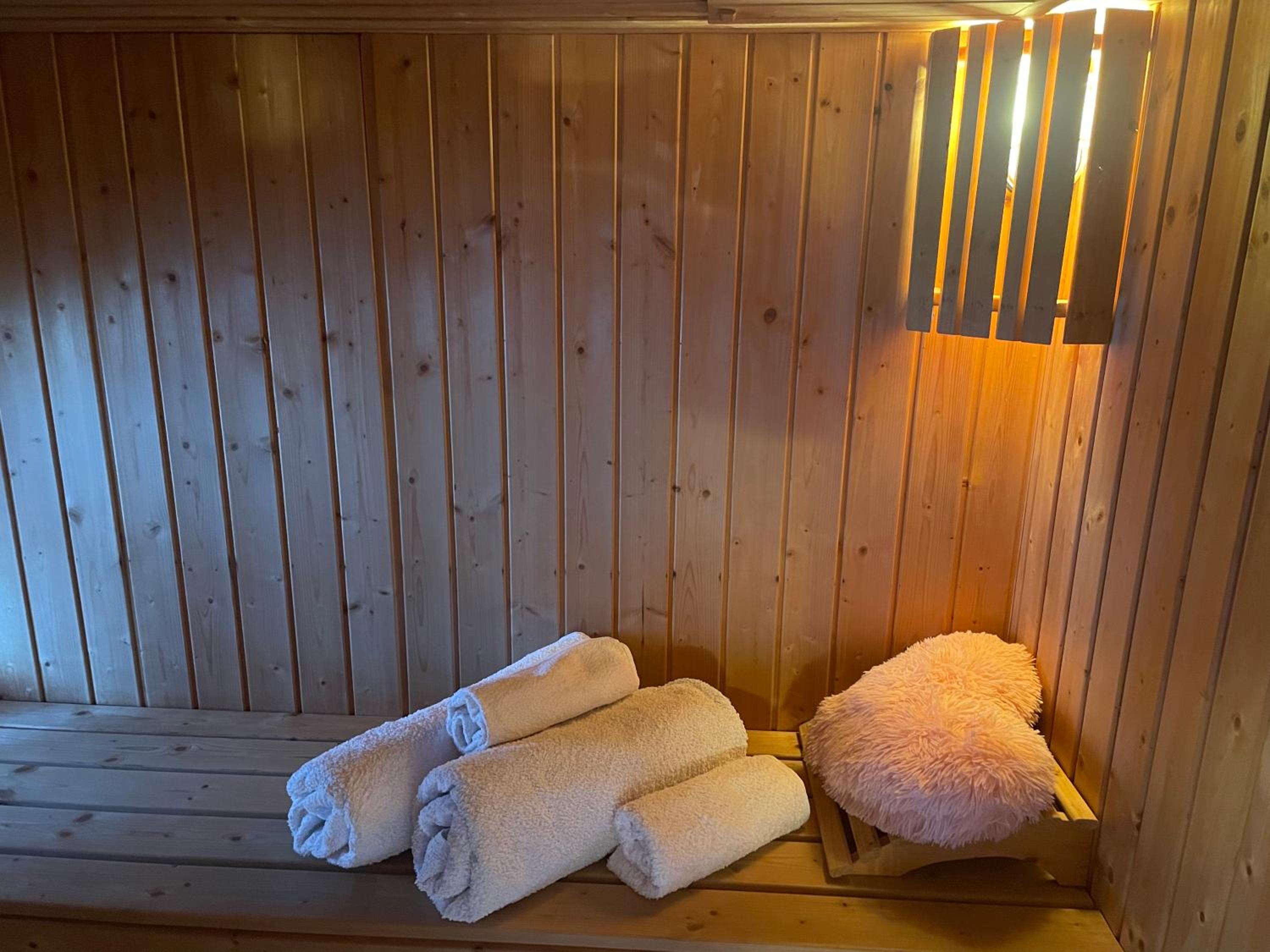 Chalet Superking bed Free Sauna hot tub Wifi Netflix Parking