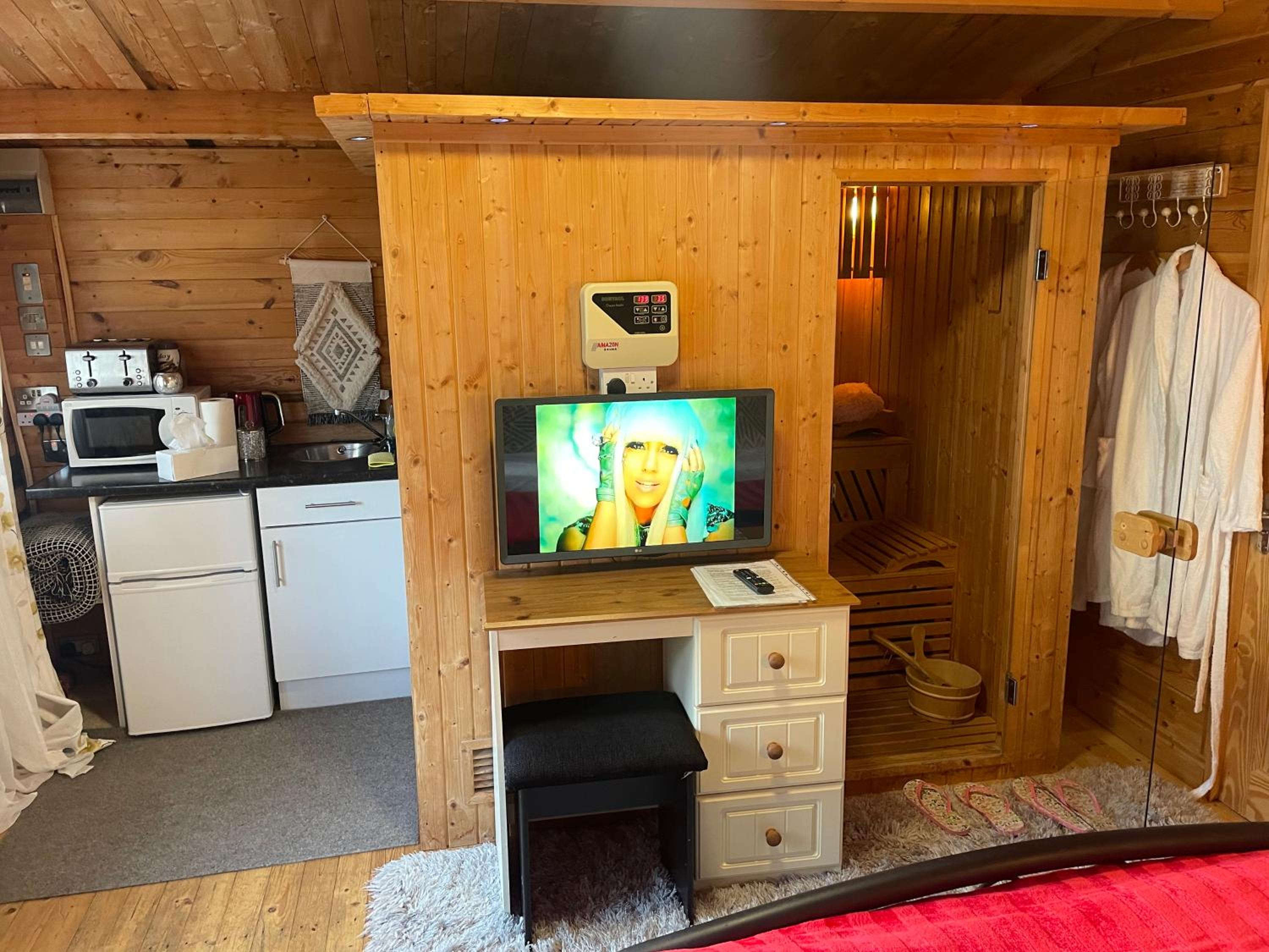 Chalet Superking bed Free Sauna hot tub Wifi Netflix Parking