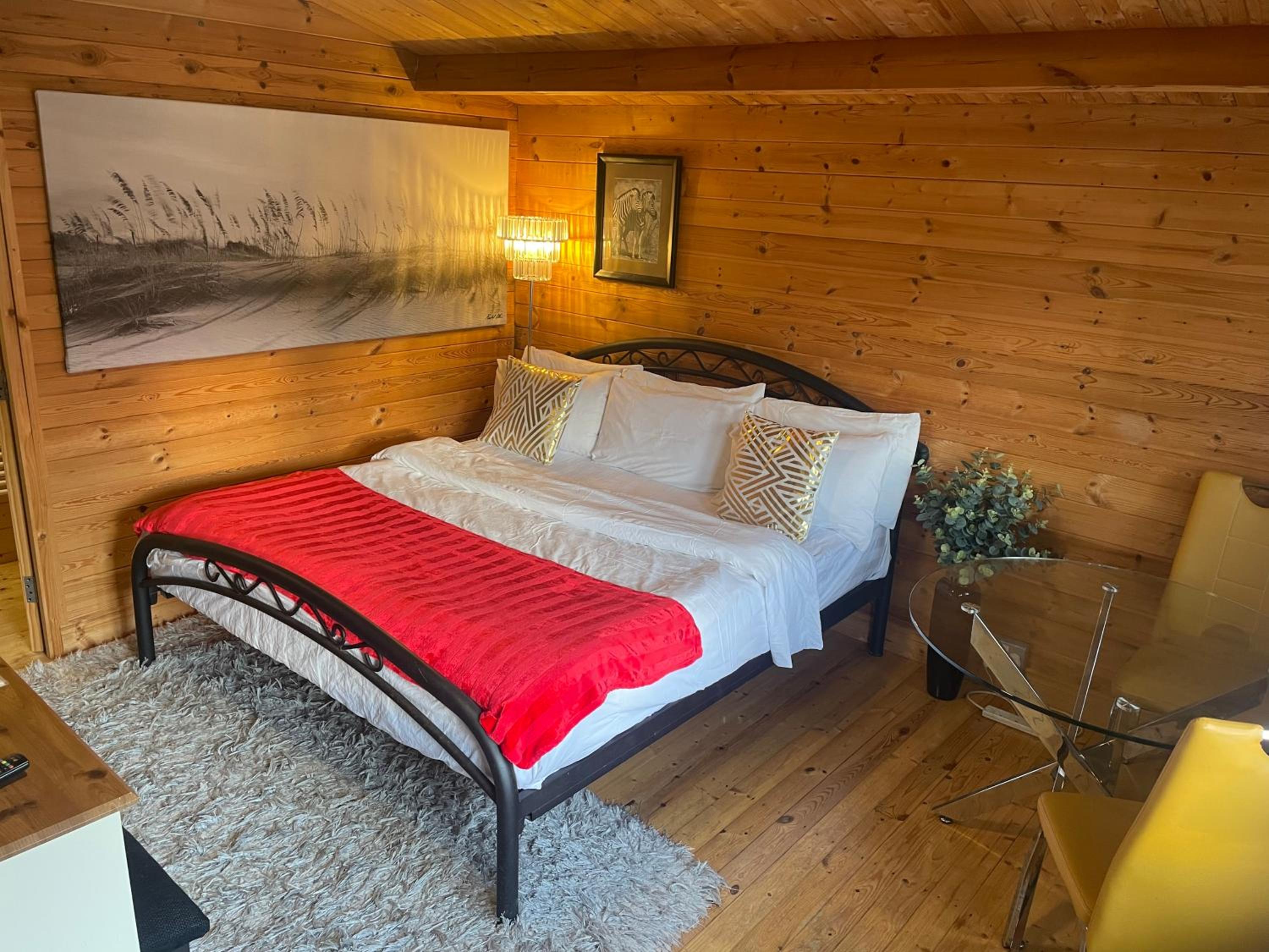 Chalet Superking bed Free Sauna hot tub Wifi Netflix Parking