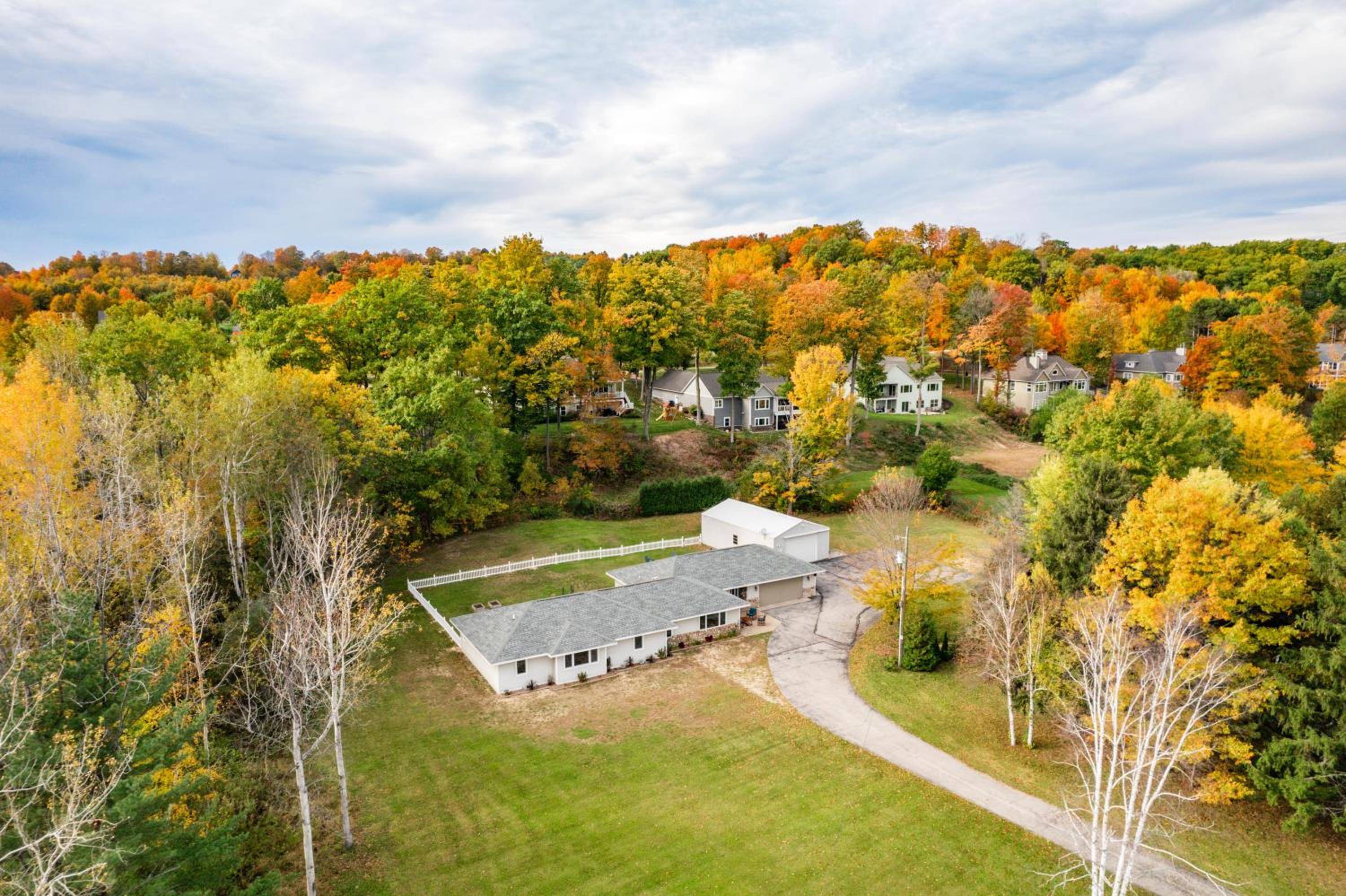 M22 Birch House - Family friendly with shared beach & large kitchen view 5
