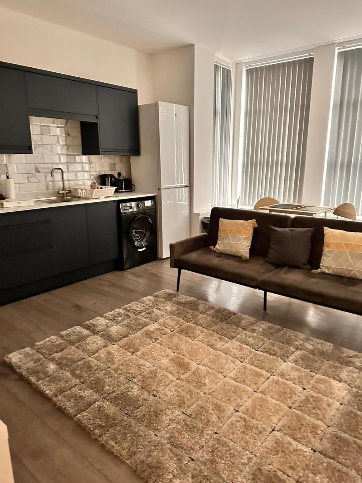 Modern 1 & 2 Bed Apartment - Desborough - Kettering - Sleeps up to 5 - Free Parking, - WIFI - Contractors, Professionals, Families and Relocators - By The  view 5