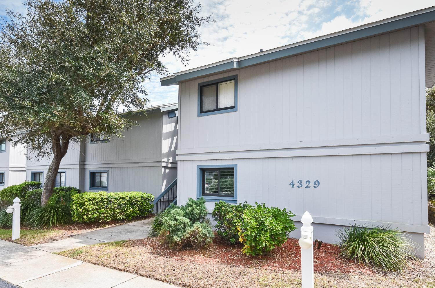Beautifully updated bright and cheery 2nd story condo near pool beach access- SC261