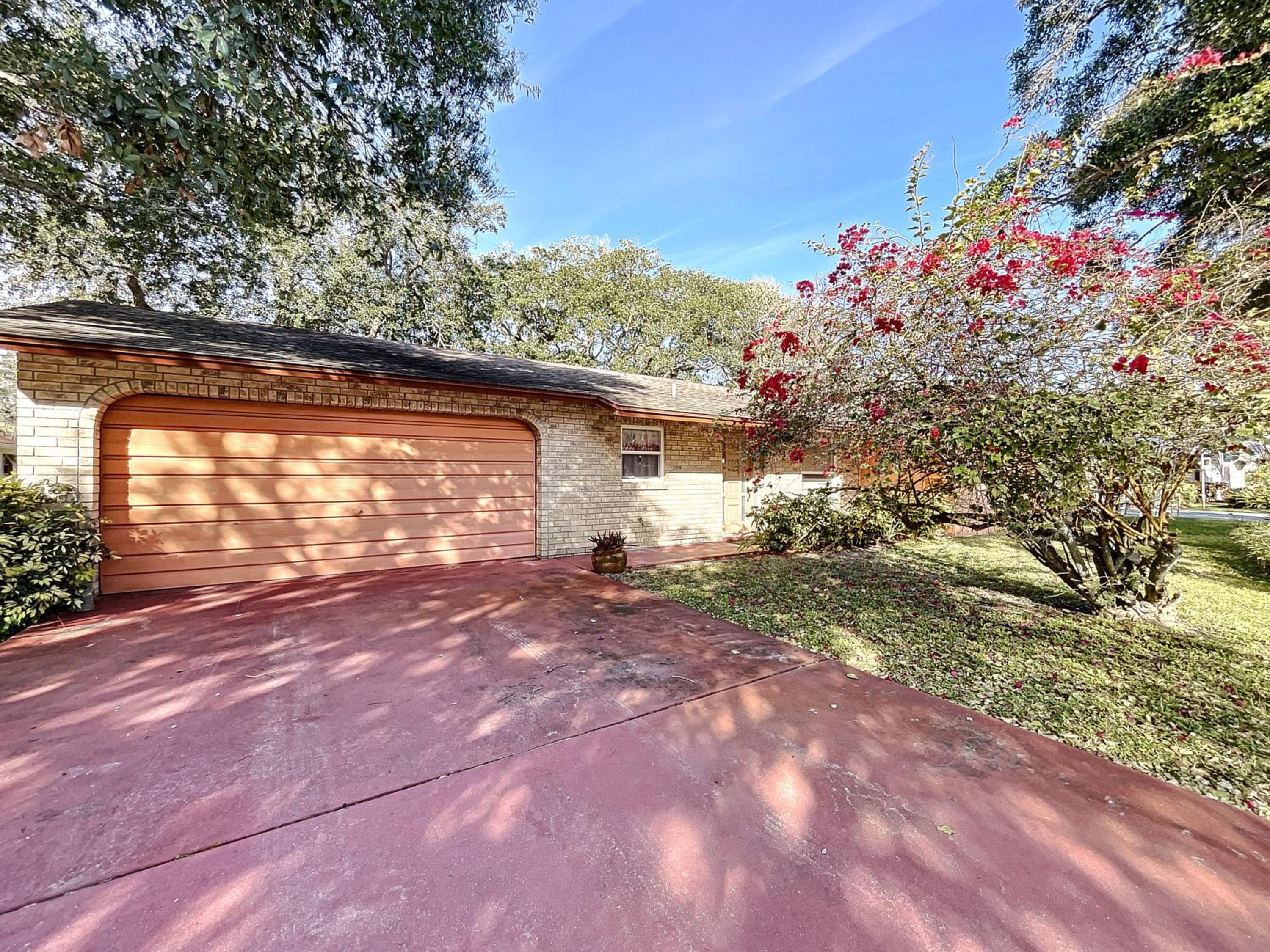 Cozy home with 1-car garage within walking distance to the beach. 836C view 2