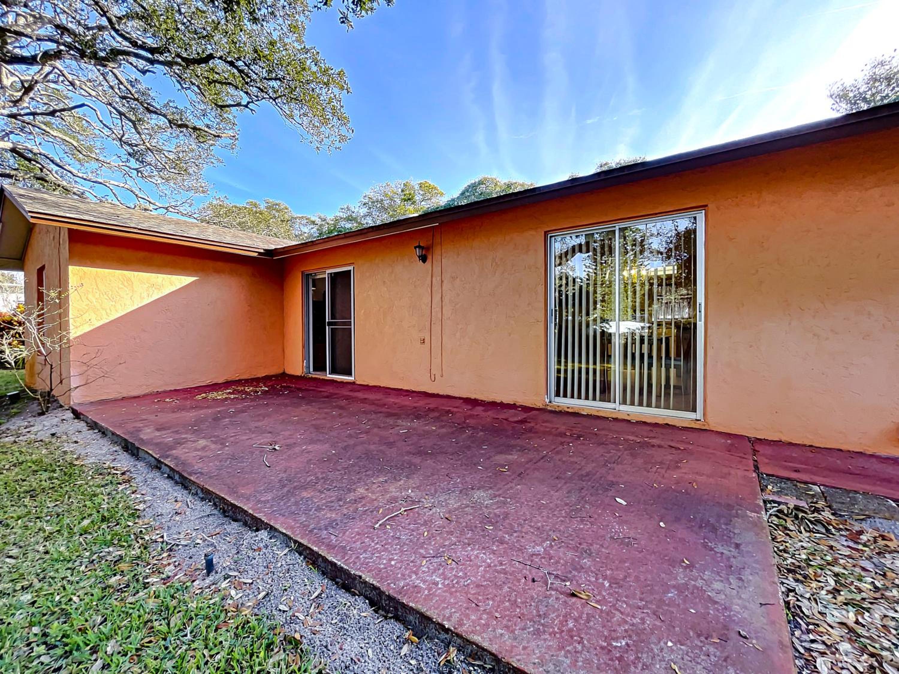 Cozy home with 1-car garage within walking distance to the beach. 836C view 3