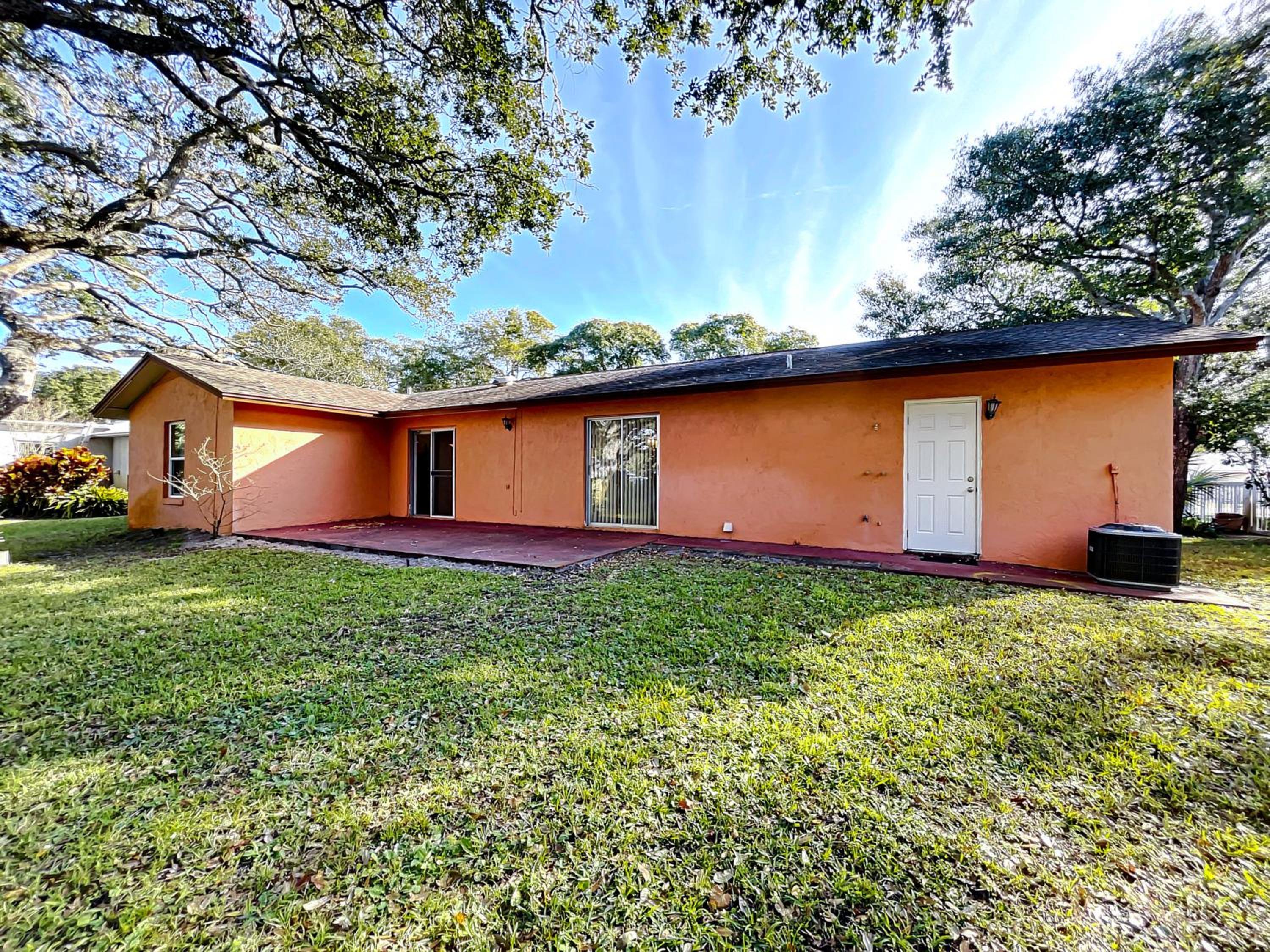 Cozy home with 1-car garage within walking distance to the beach. 836C view 4