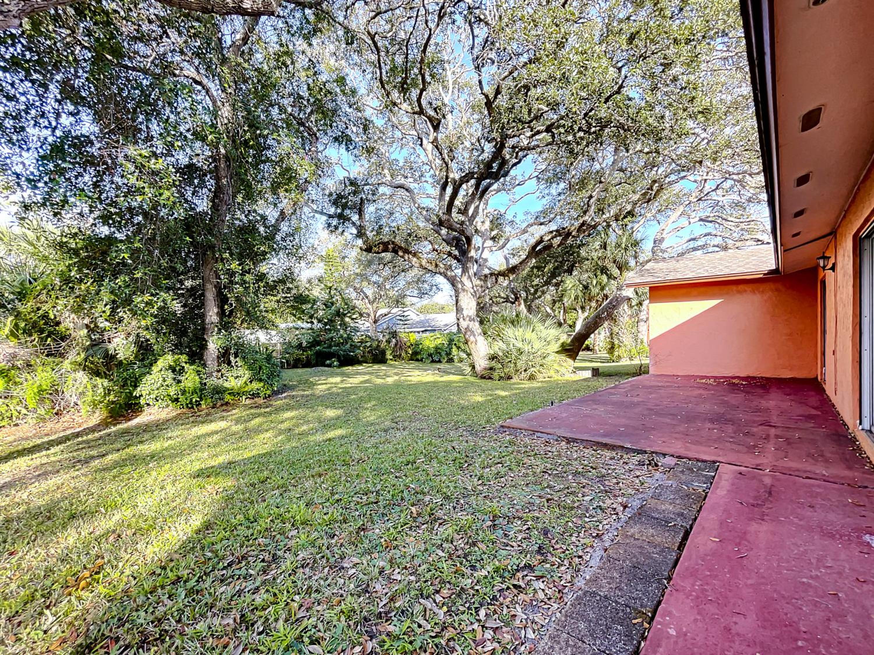 Cozy home with 1-car garage within walking distance to the beach. 836C view 5