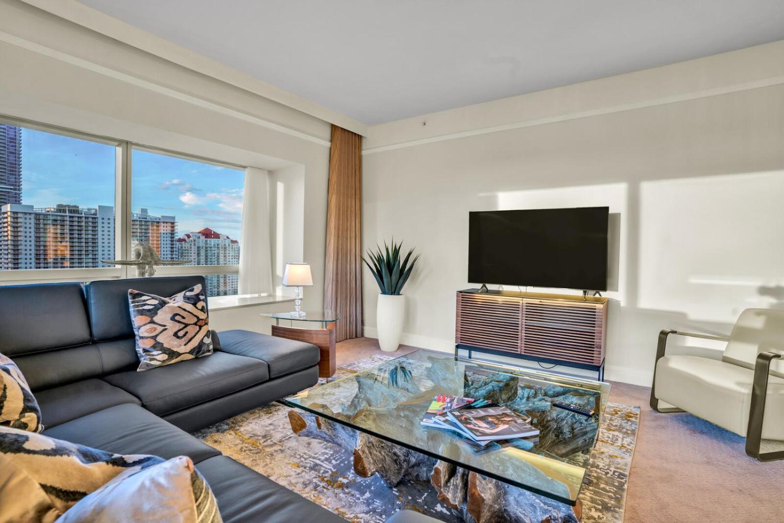 2 Bedroom OR King Studio Suites Four Seasons Hotel Miami Free Wi-Fi & Free Parking