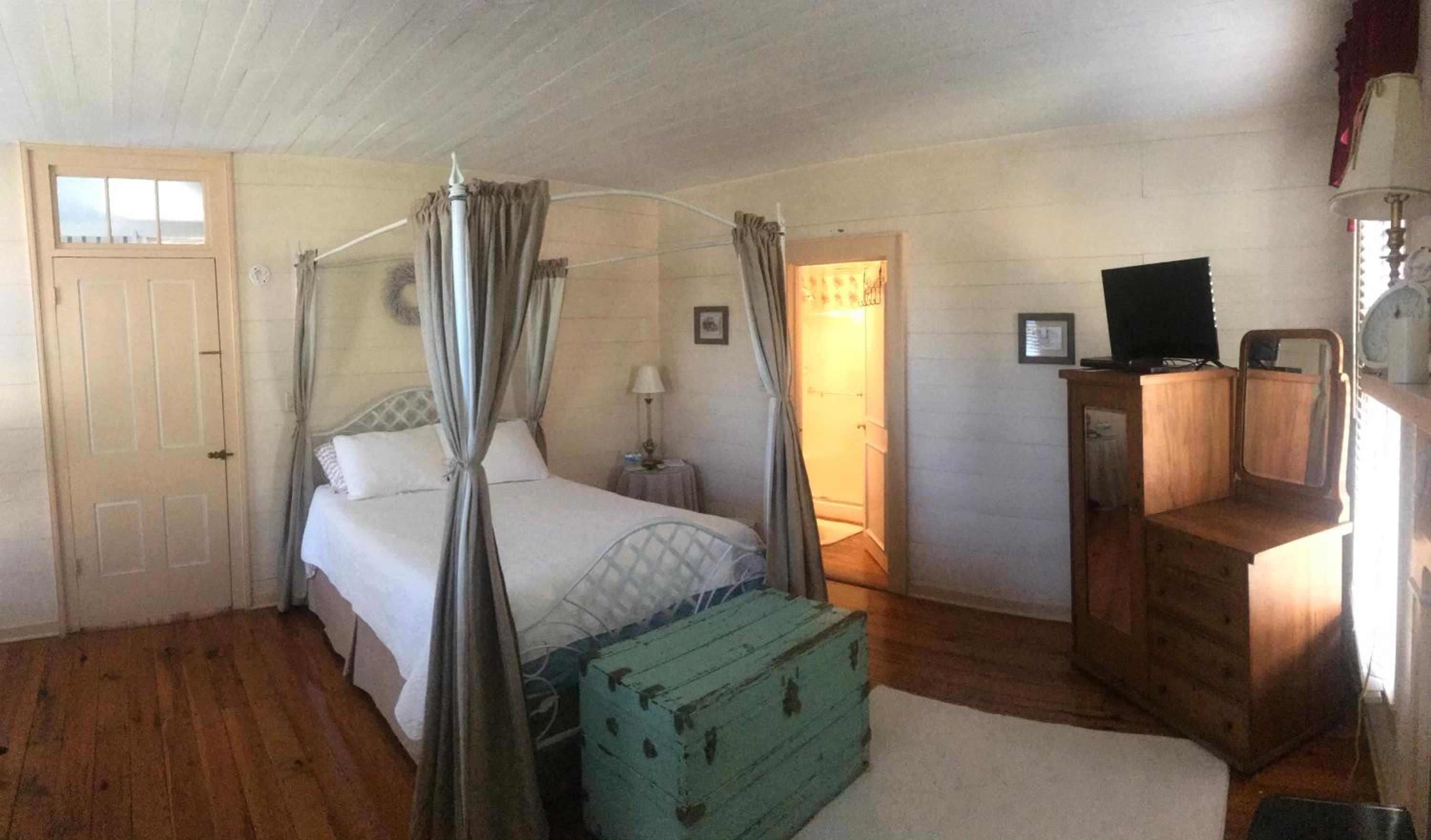 Historic Seaton Springs Farm B&B & Wedding venue - James Tipton Upstairs Queen room - ask about event rental w chapel view 5