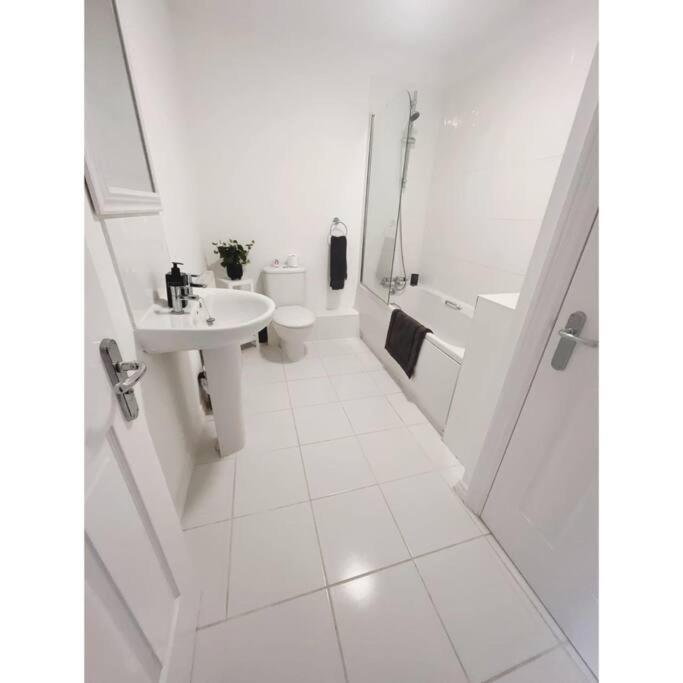 Enquire Now - SEE COMPANY INFO FIRST - 4 Bed - Sleeps 8 - Monthly Discounts view 2