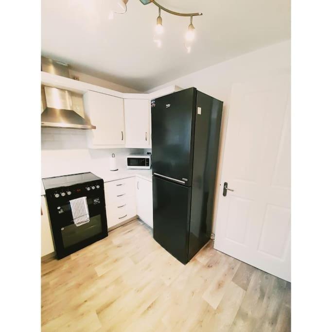 Enquire Now - SEE COMPANY INFO FIRST - 4 Bed - Sleeps 8 - Monthly Discounts view 3