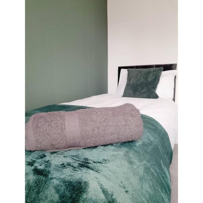 Enquire Now - SEE COMPANY INFO FIRST - 4 Bed - Sleeps 8 - Monthly Discounts view 5