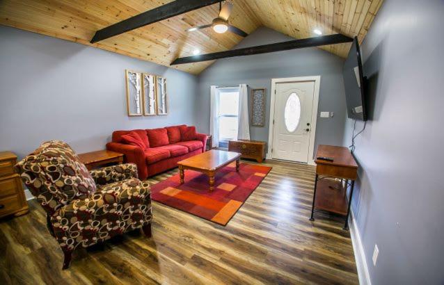 Cozy 3br downtown red door house view 4