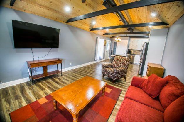 Cozy 3br downtown red door house view 5