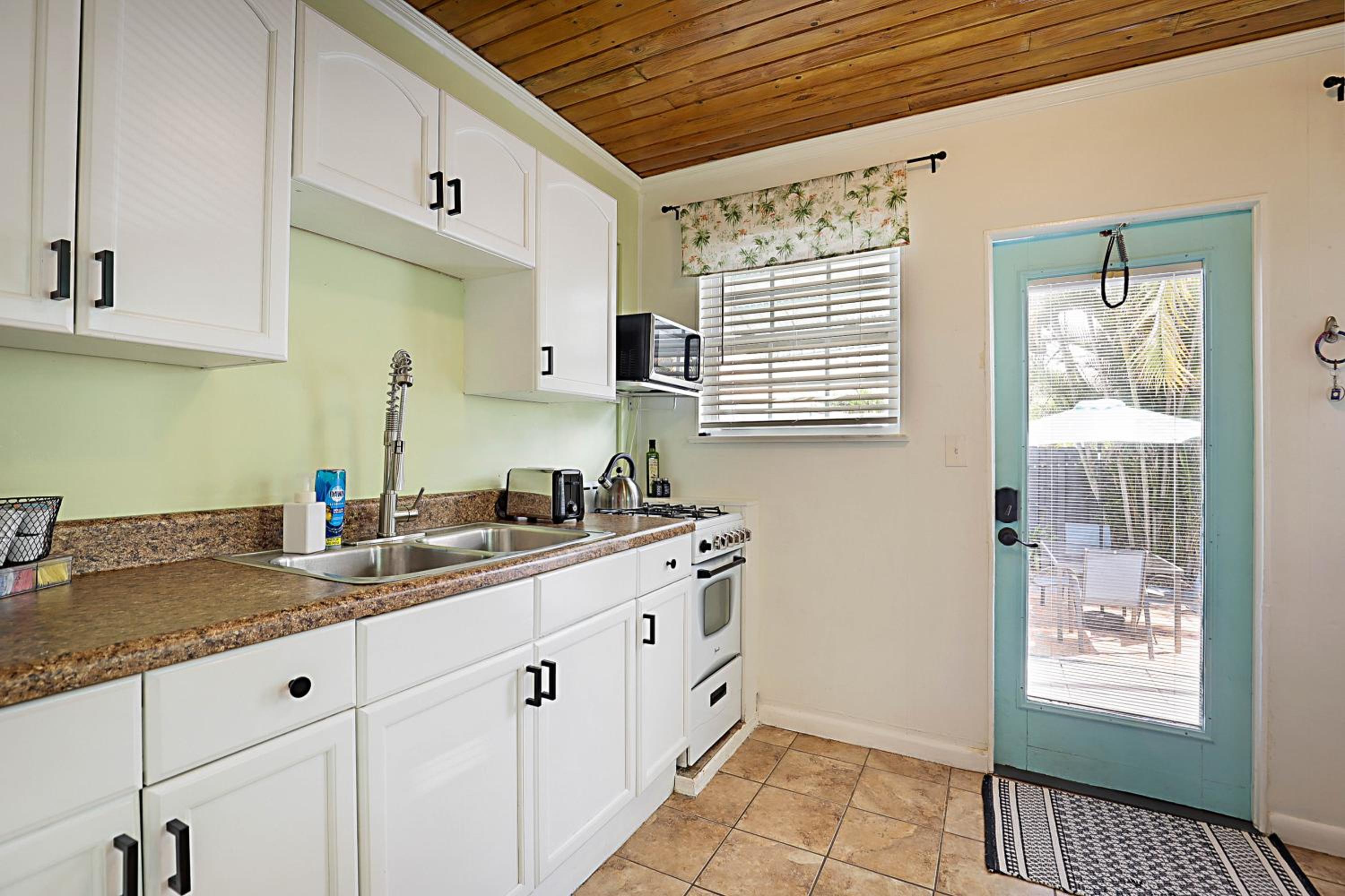 Steps to Beach & Downtown! Cozy Beach Bungalow #4 view 2